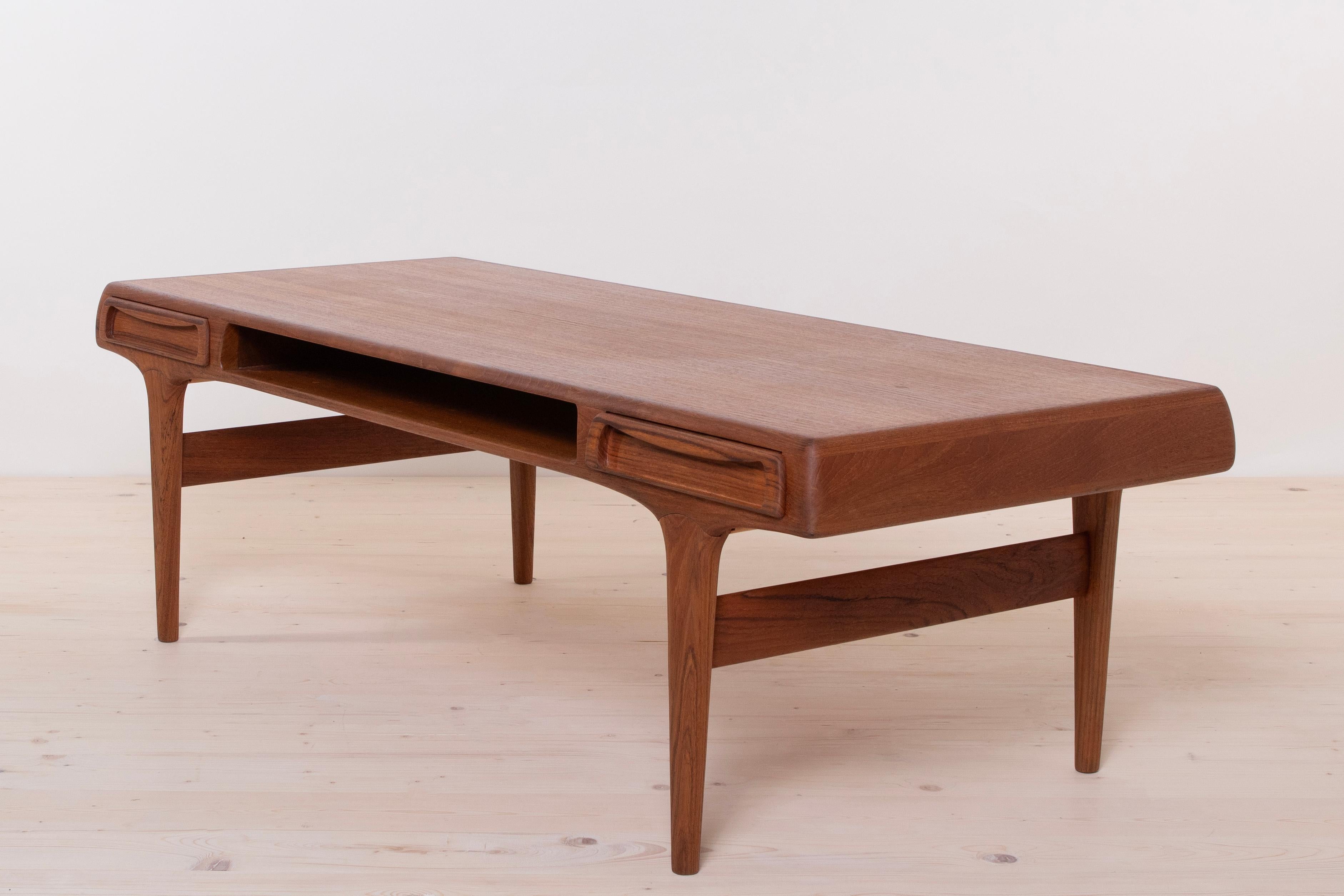  Mid-Century Modern Teak Coffee Table by Johannes Andersen, Scandinavian Design For Sale 2