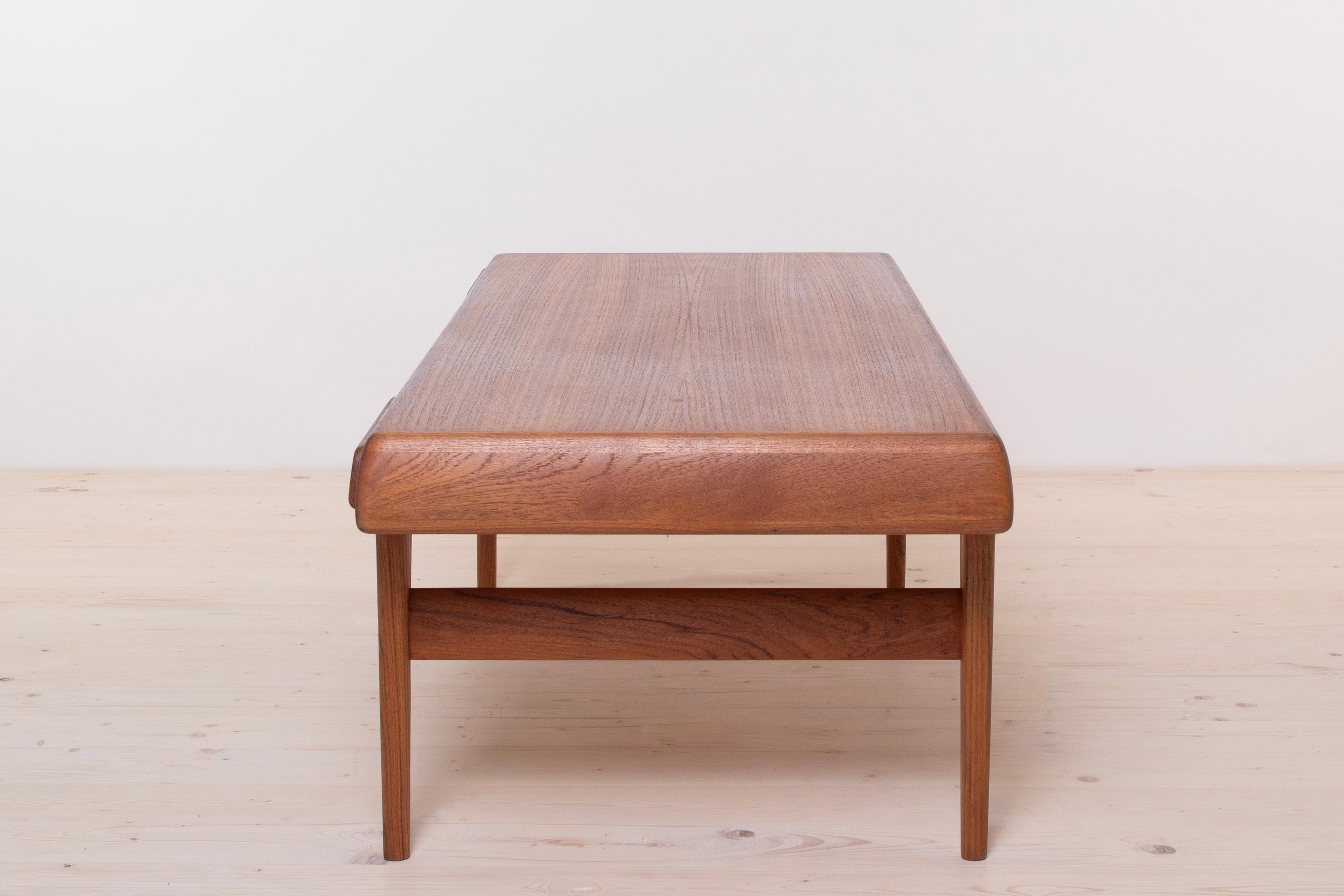  Mid-Century Modern Teak Coffee Table by Johannes Andersen, Scandinavian Design For Sale 3
