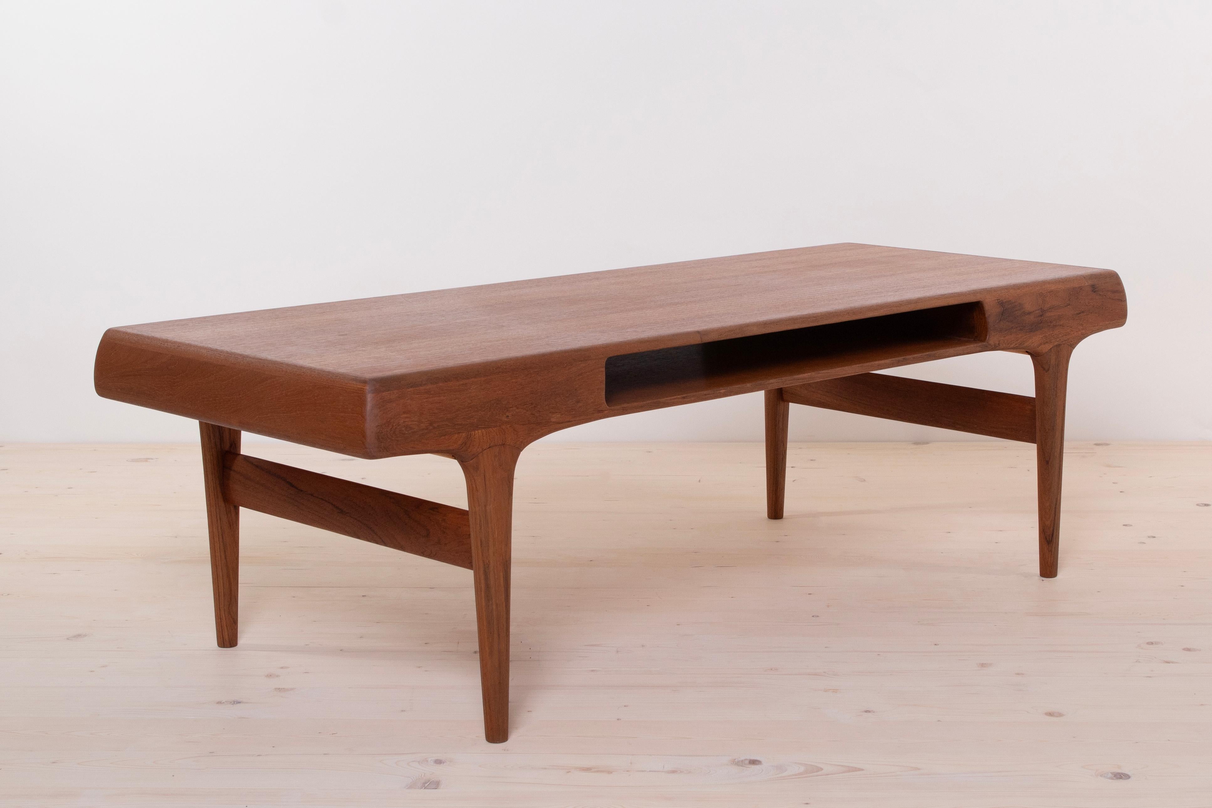  Mid-Century Modern Teak Coffee Table by Johannes Andersen, Scandinavian Design For Sale 4
