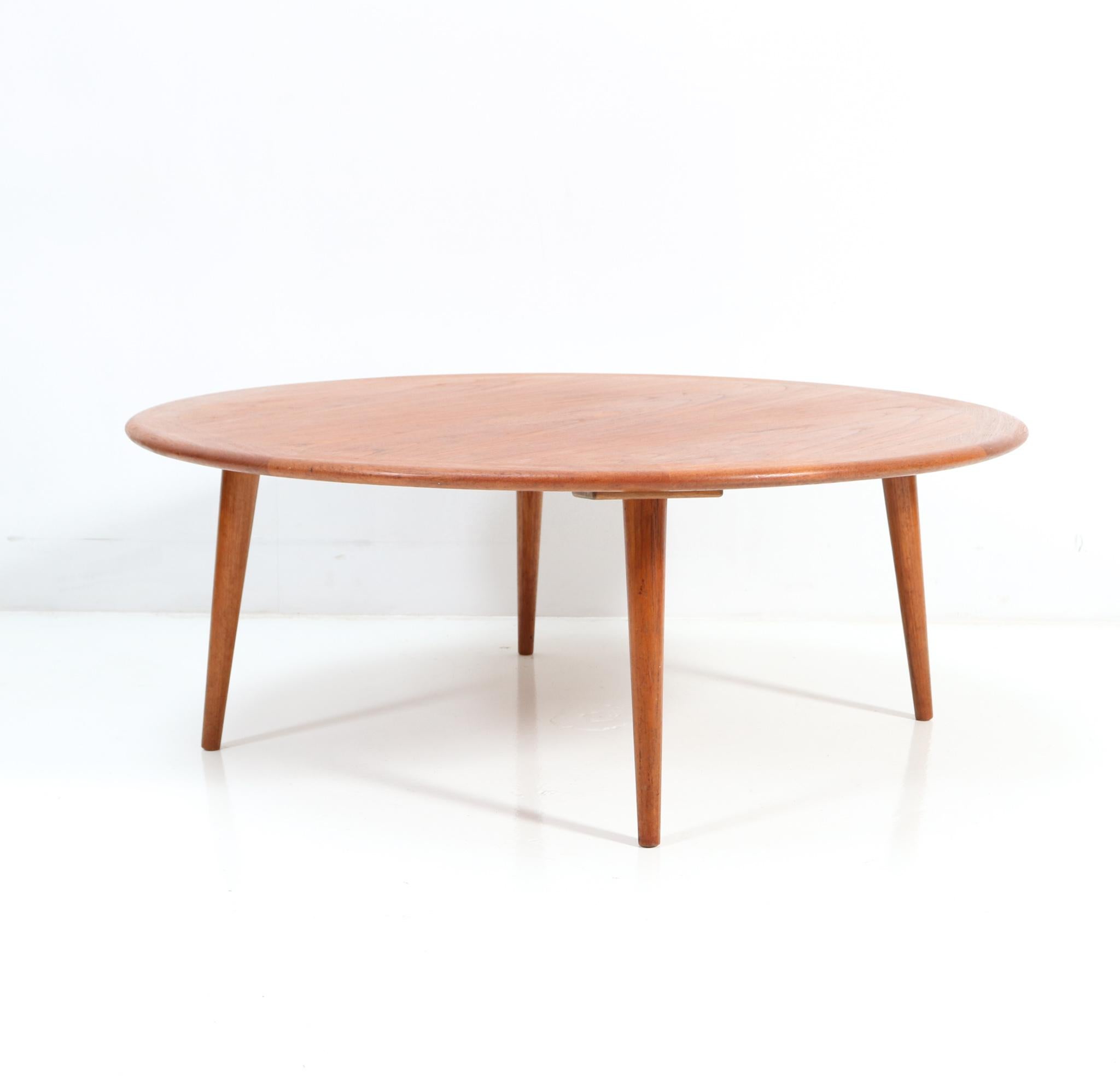 Stunning Mid-Century Modern coffee table.
Design by H. Pander & Zonen Den Haag.
Striking Dutch design from the 1960s.
Solid teak with original teak veneer top with four solid
teak legs.
Marked with original metal manufacturers tag.
This