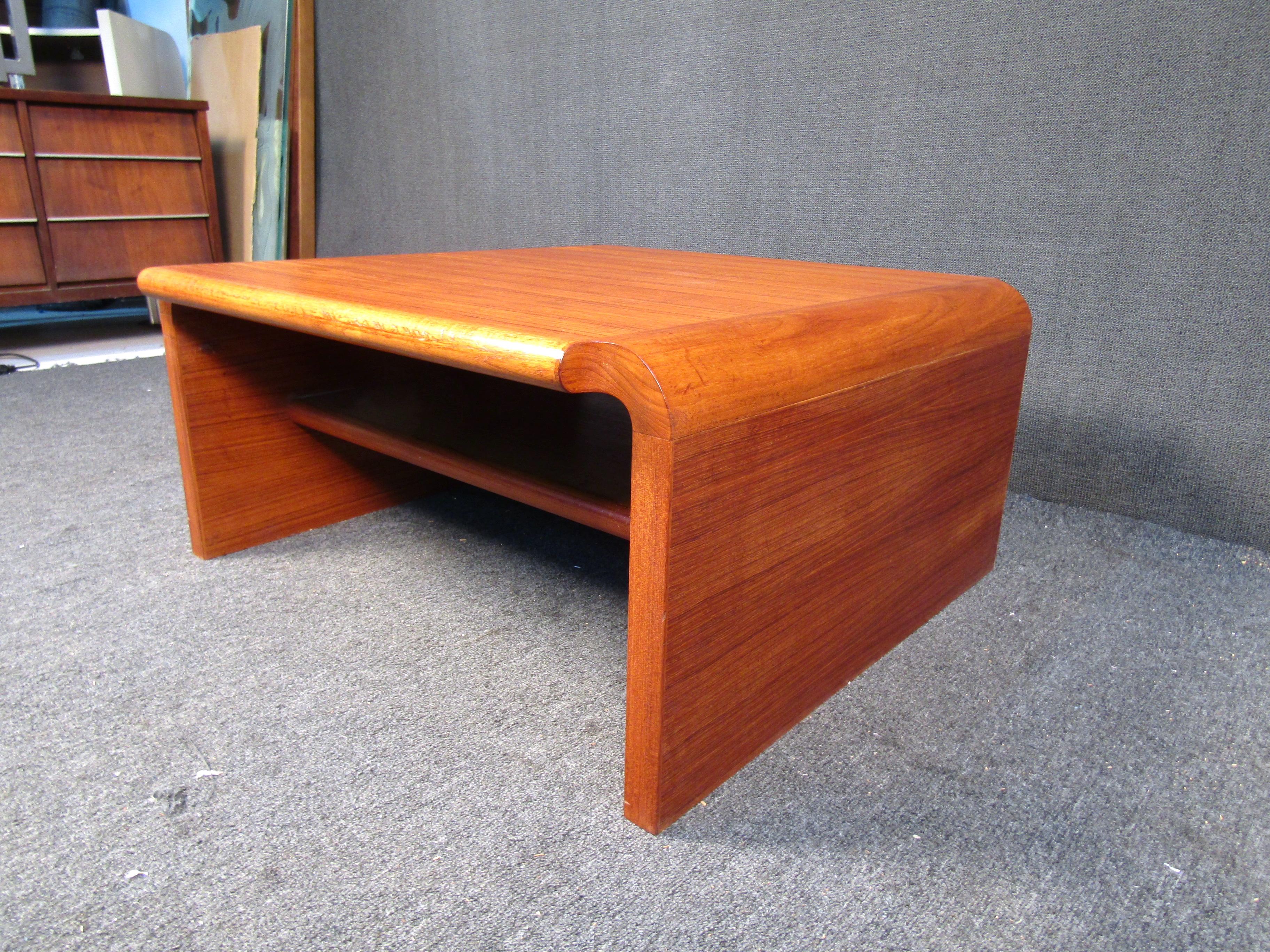 Mid-Century Modern Teak Coffee Table In Good Condition For Sale In Brooklyn, NY