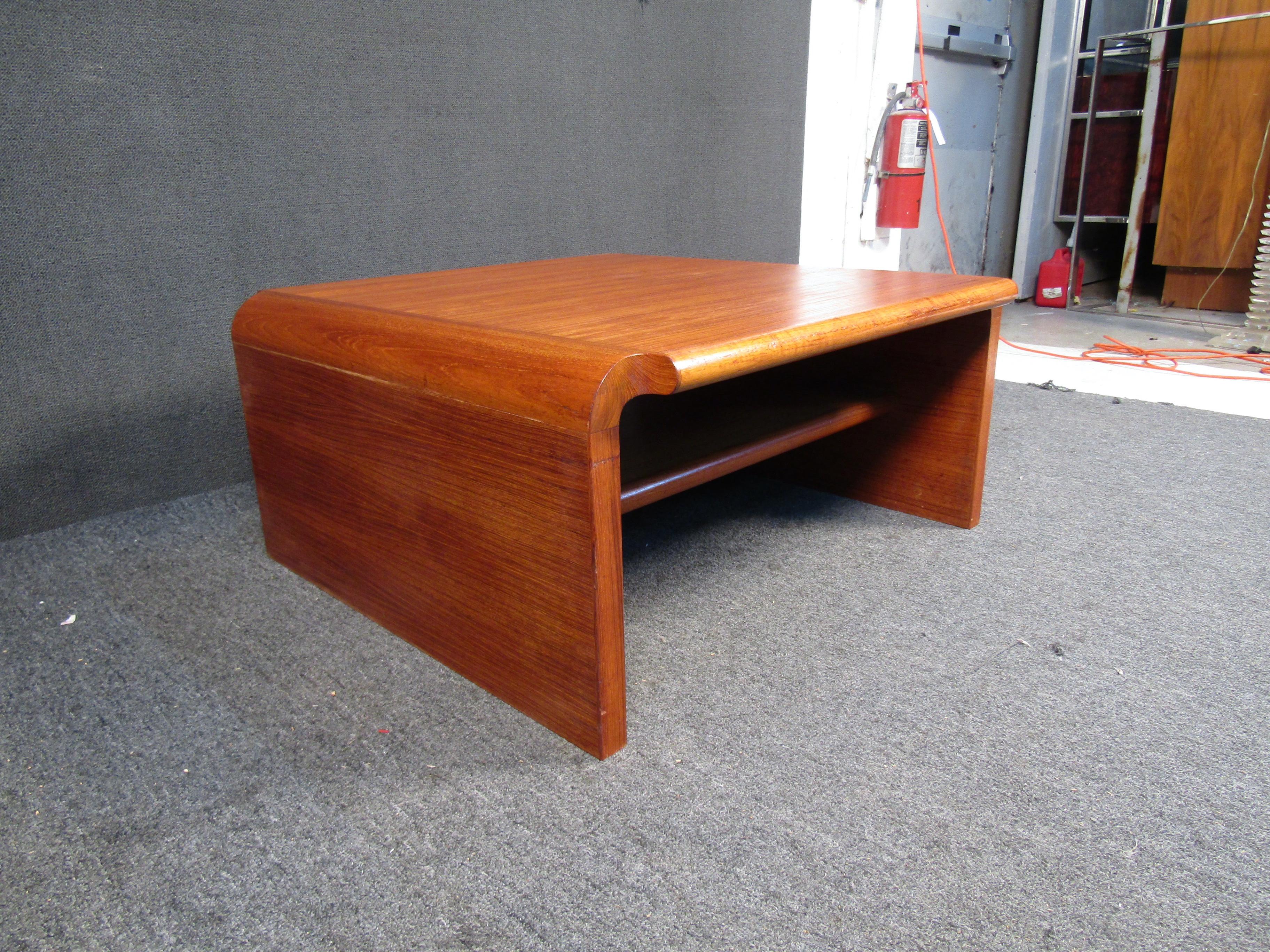 20th Century Mid-Century Modern Teak Coffee Table For Sale