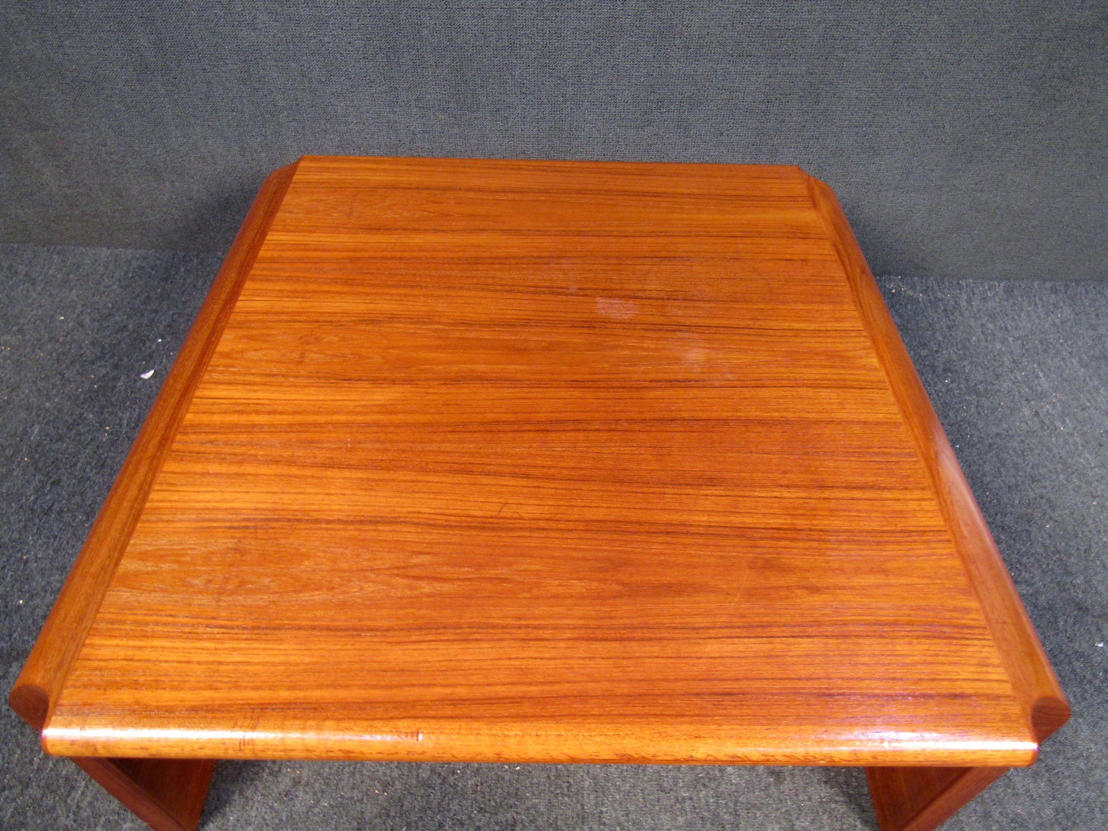 Mid-Century Modern Teak Coffee Table For Sale 1