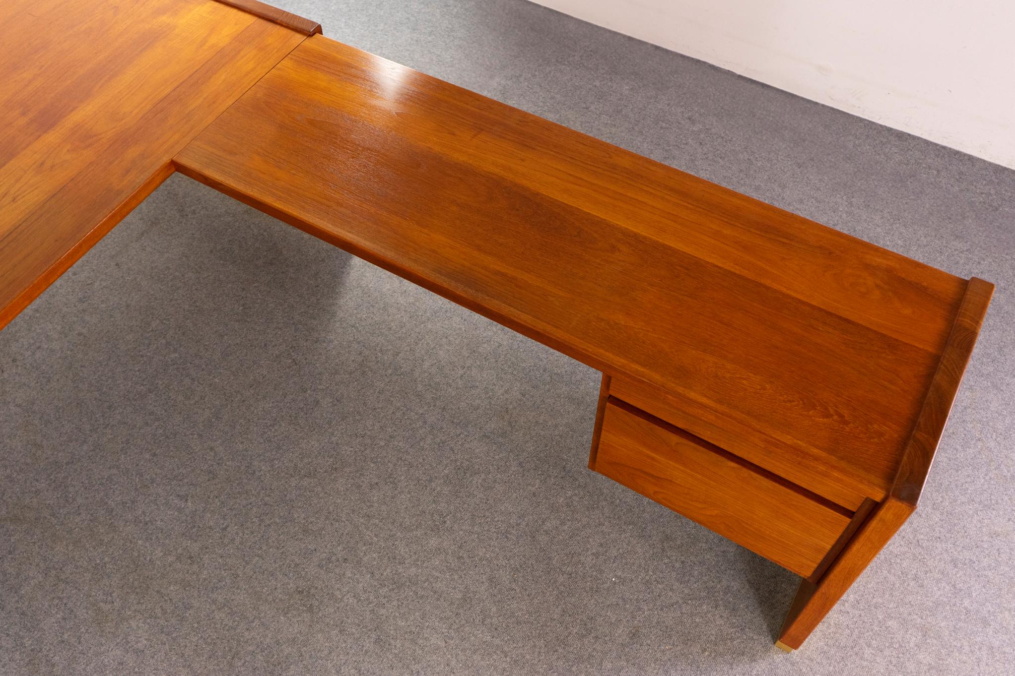 Mid-Century Modern Teak Corner Desk For Sale 2