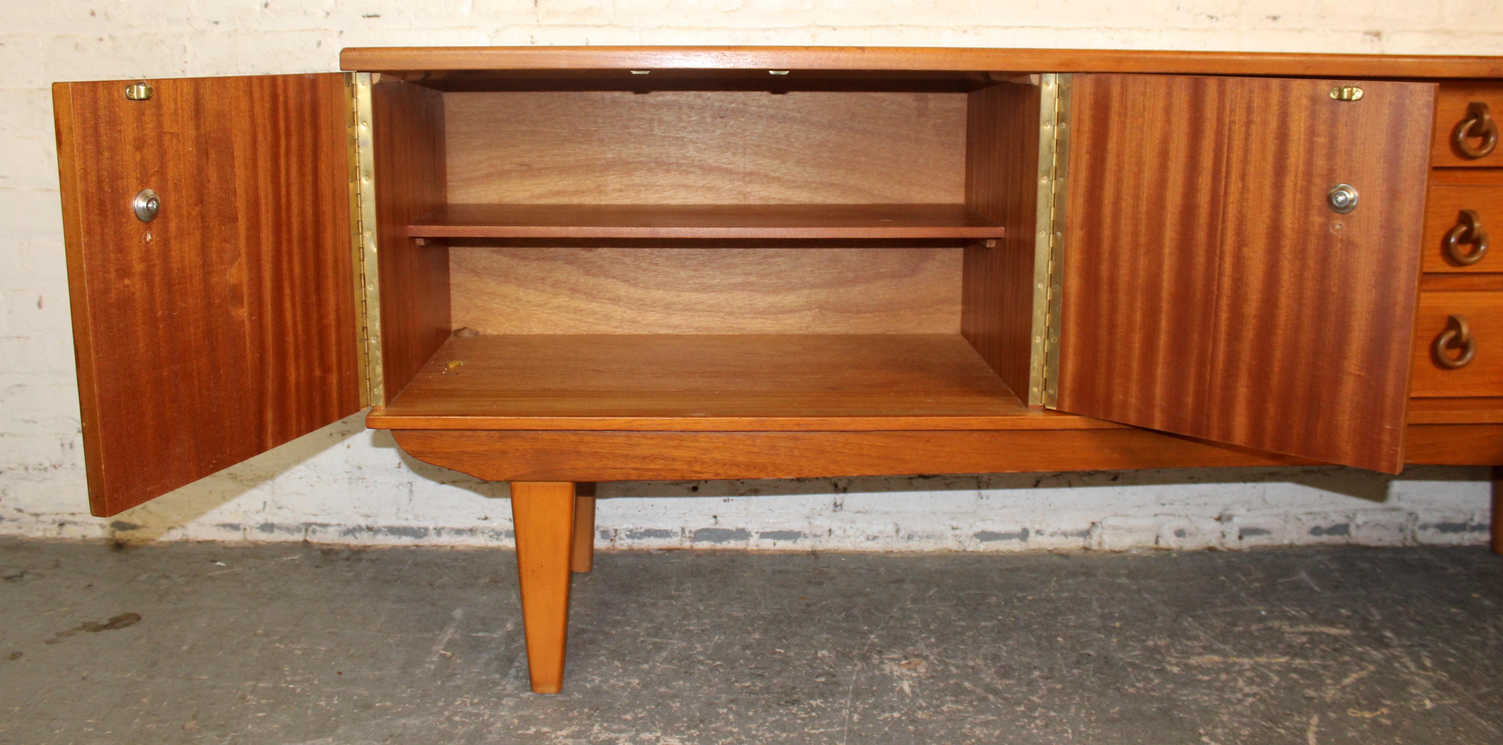Credenza in teak moderna di metà secolo di Beautility in vendita 4