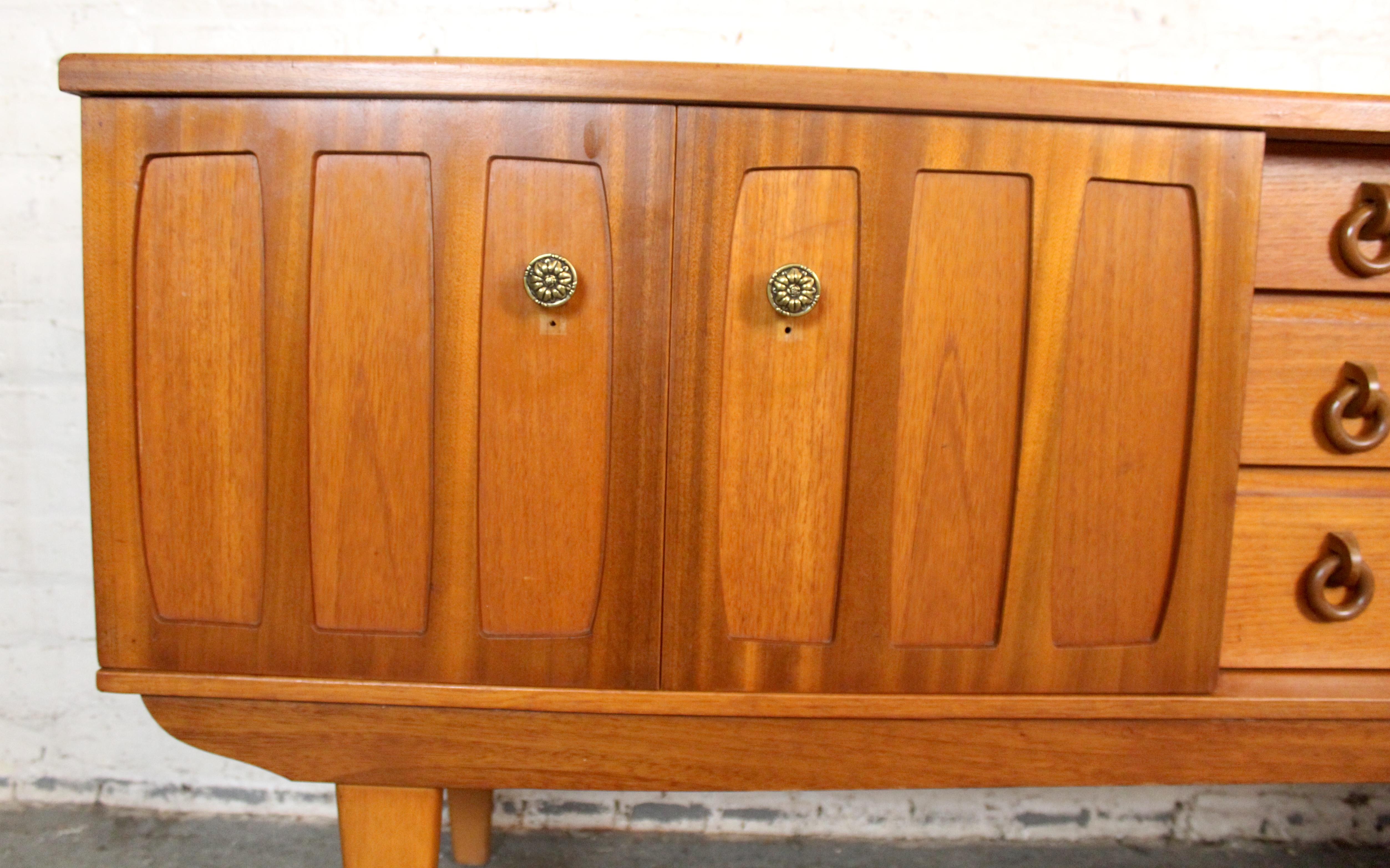 Credenza in teak moderna di metà secolo di Beautility in vendita 5