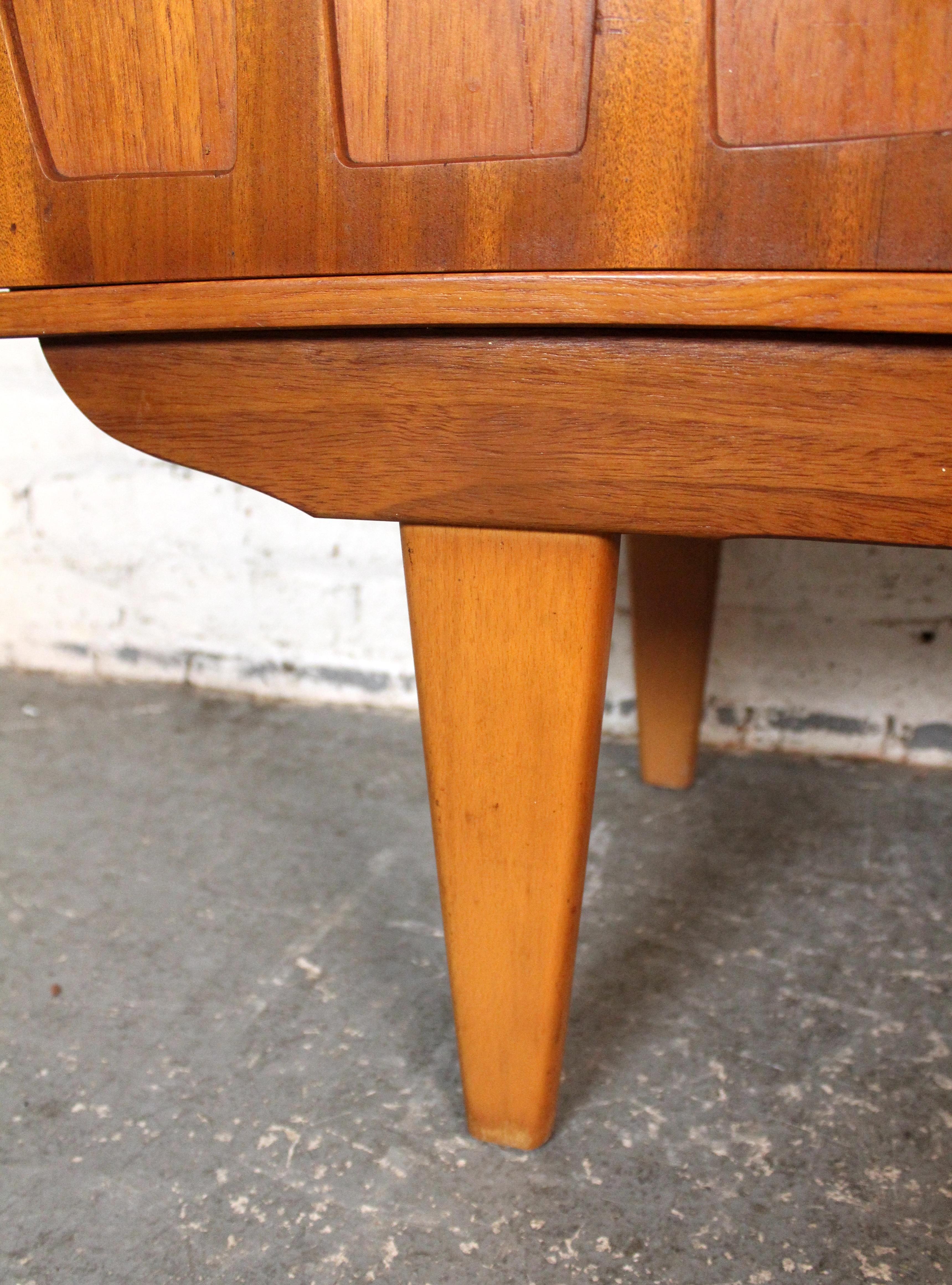 Credenza in teak moderna di metà secolo di Beautility in vendita 6
