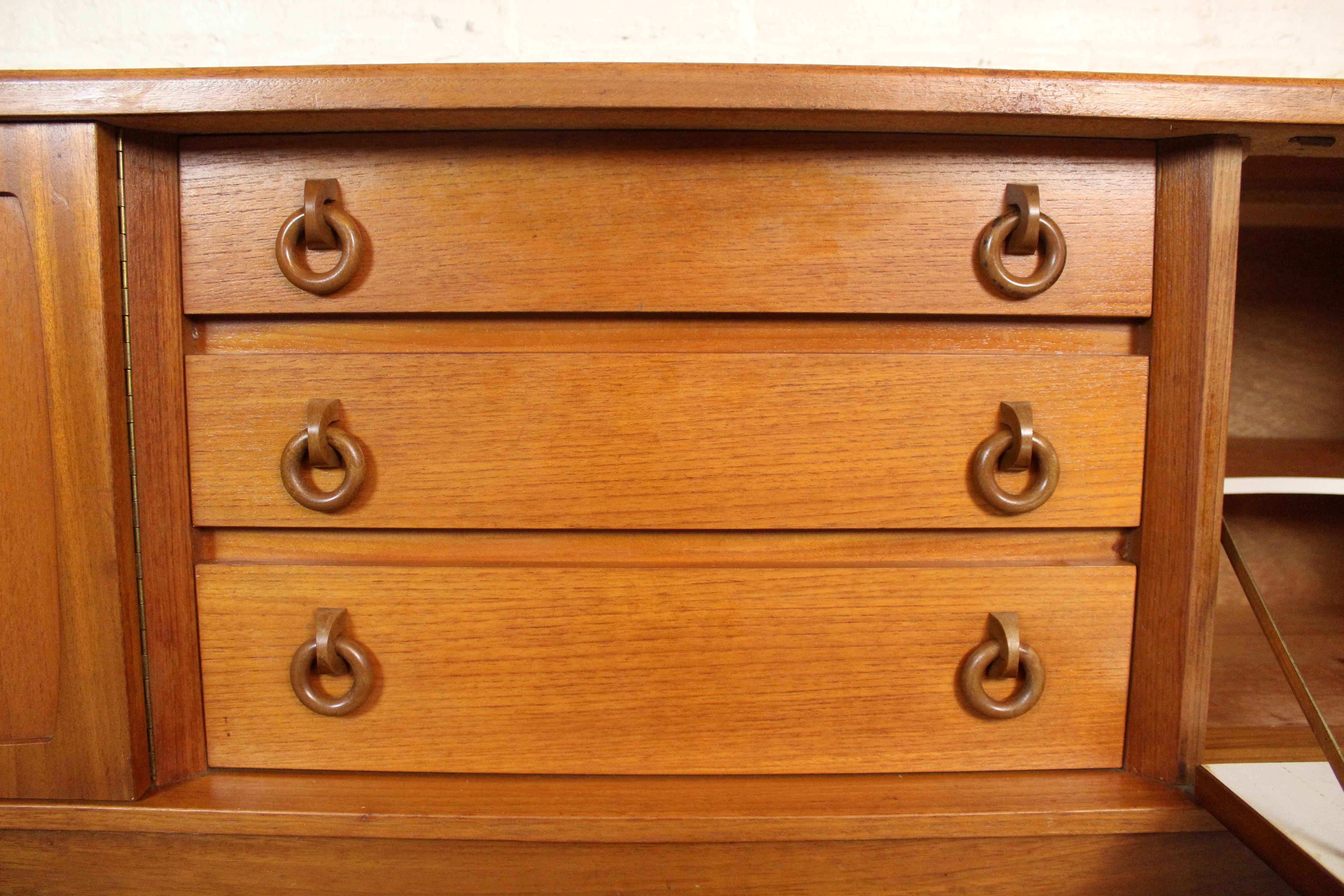 Credenza in teak moderna di metà secolo di Beautility in vendita 7