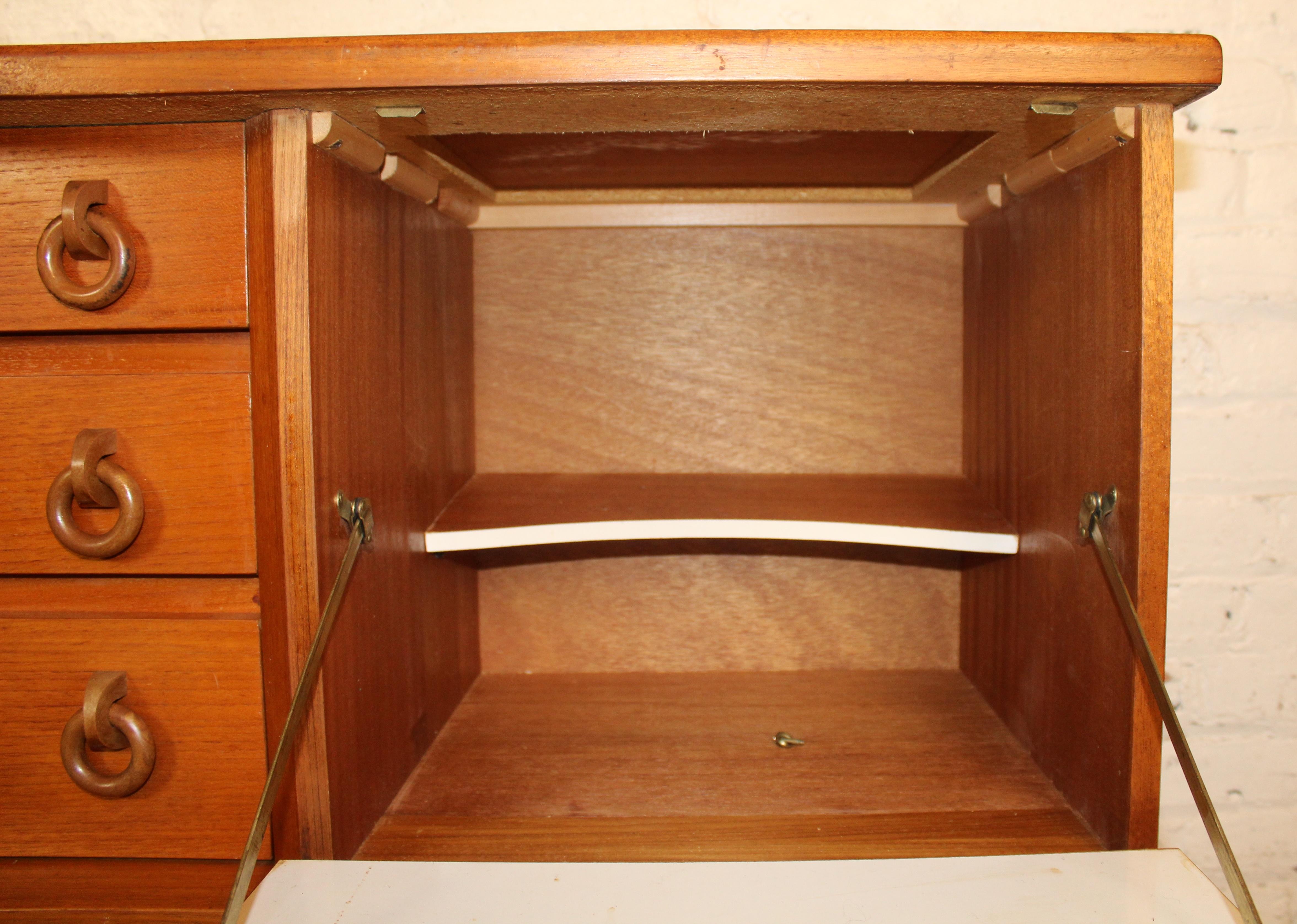 Credenza in teak moderna di metà secolo di Beautility in vendita 8