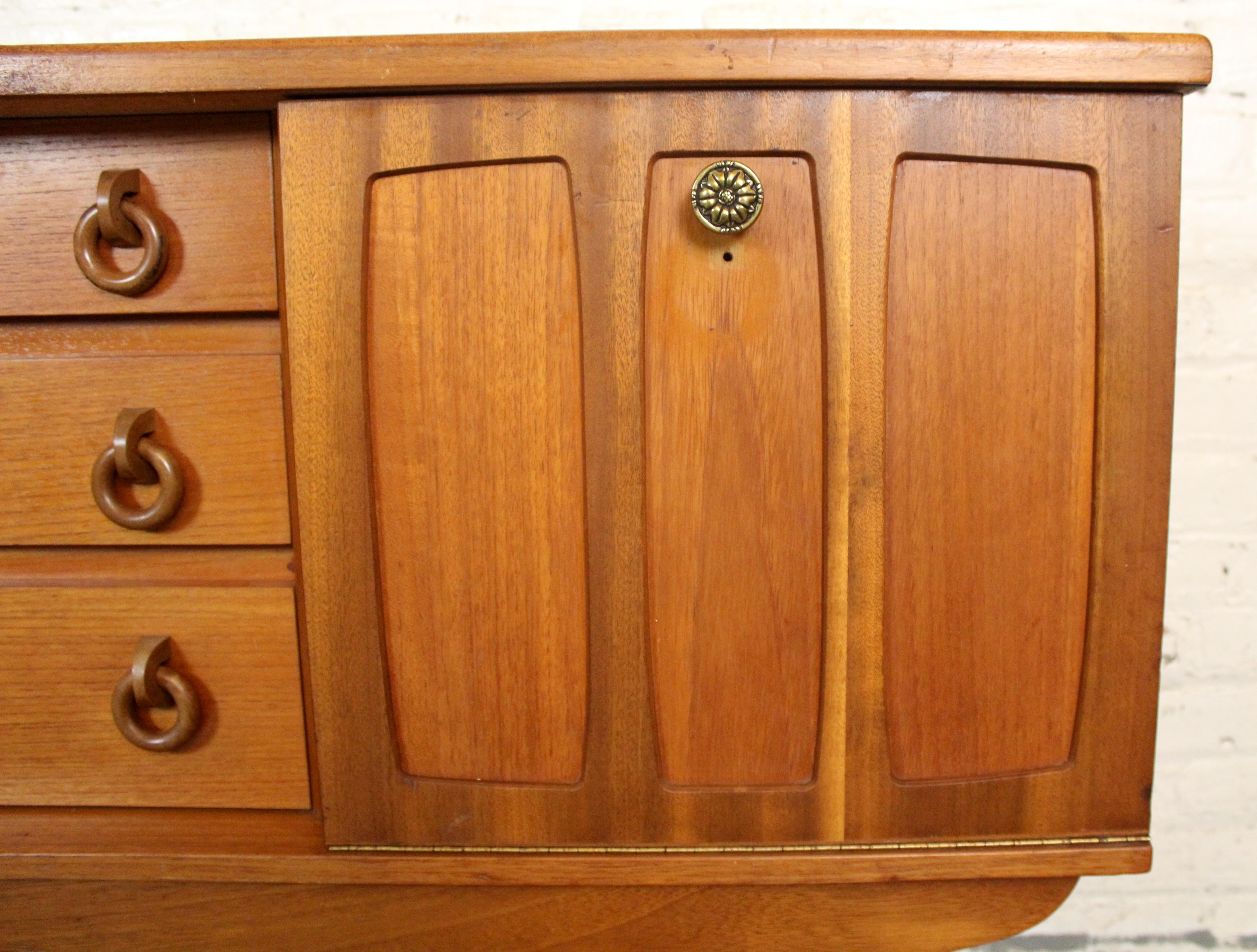 Credenza in teak moderna di metà secolo di Beautility in vendita 9