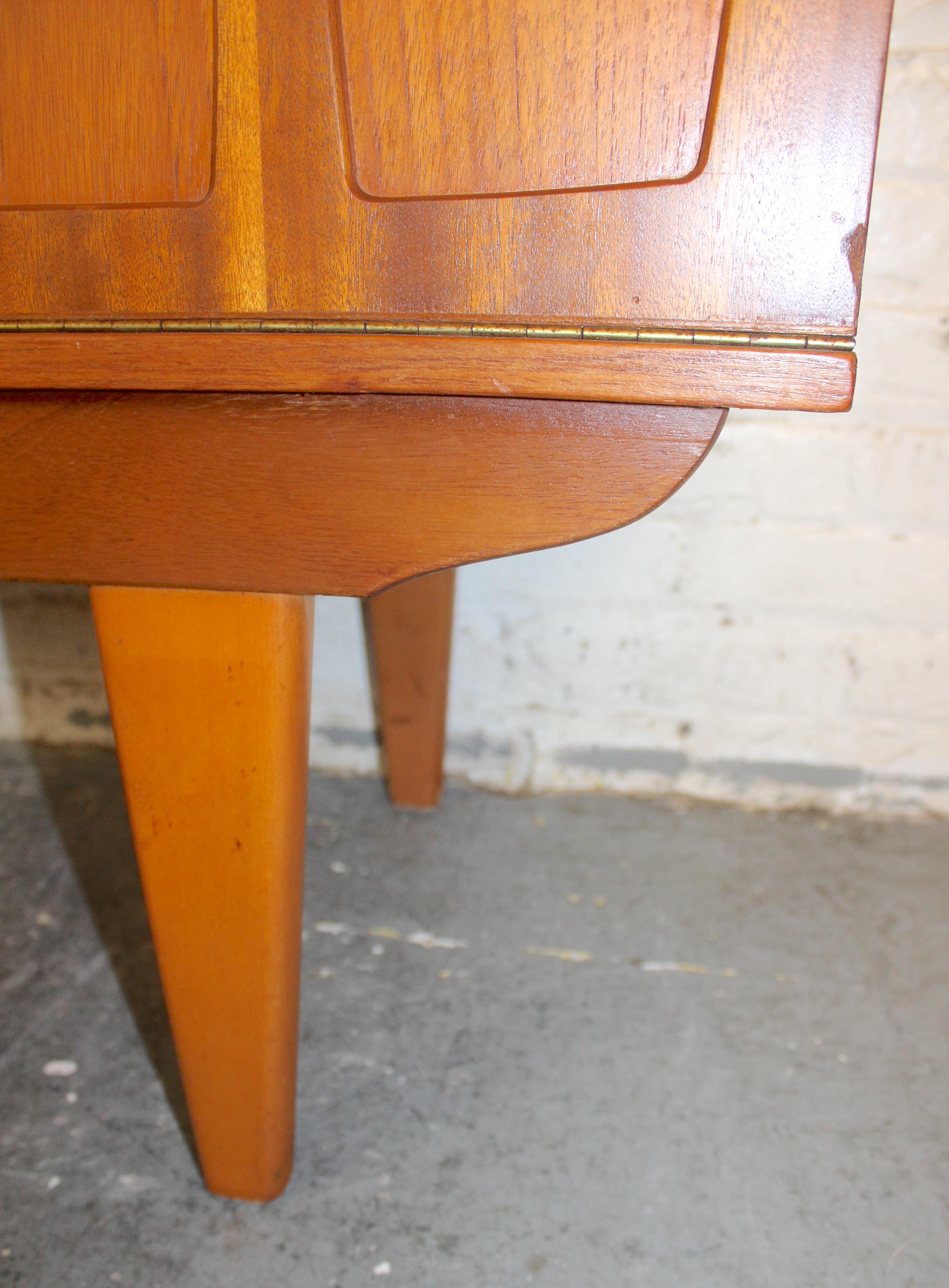 Credenza in teak moderna di metà secolo di Beautility in vendita 10