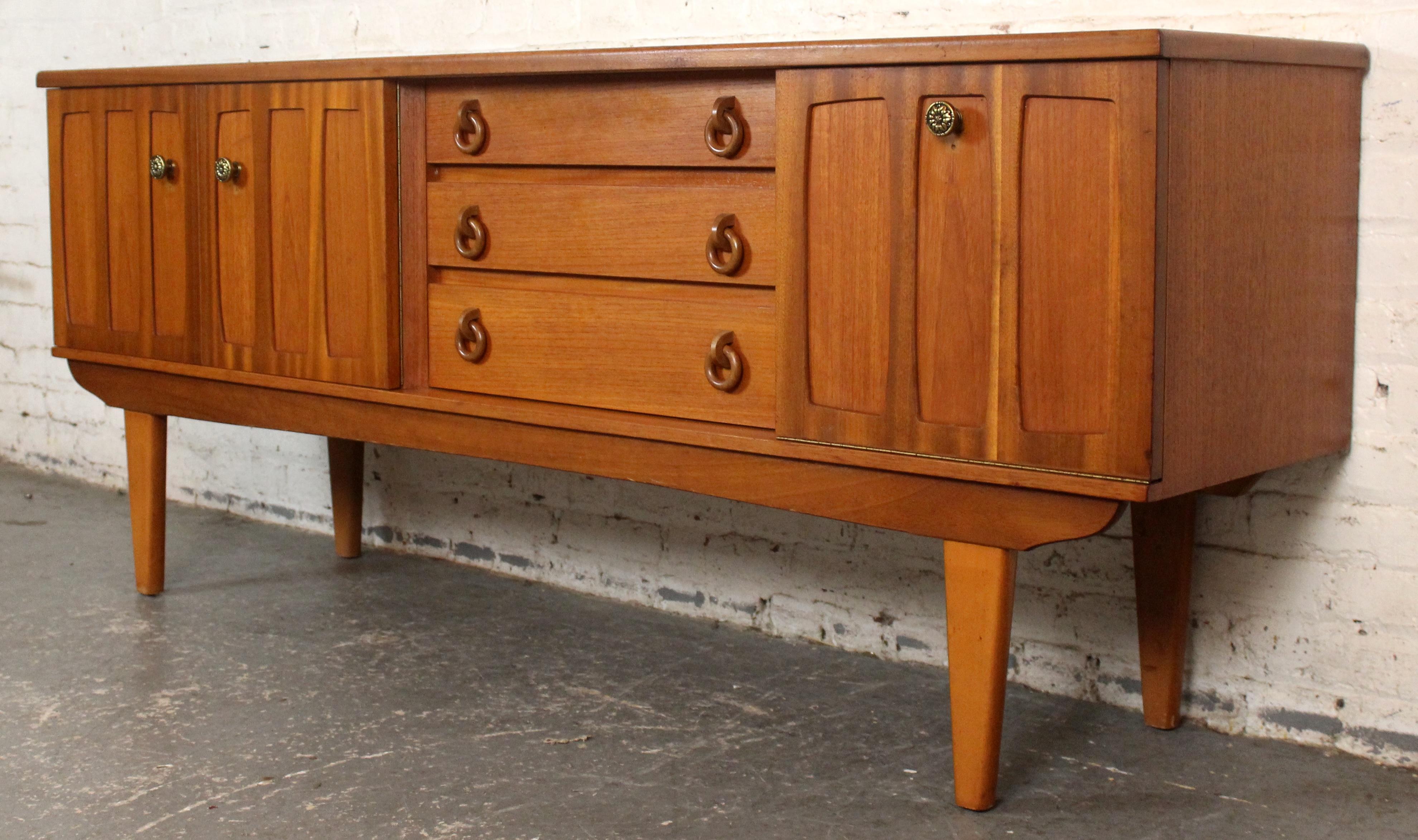 Mid-Century moderno Credenza in teak moderna di metà secolo di Beautility in vendita