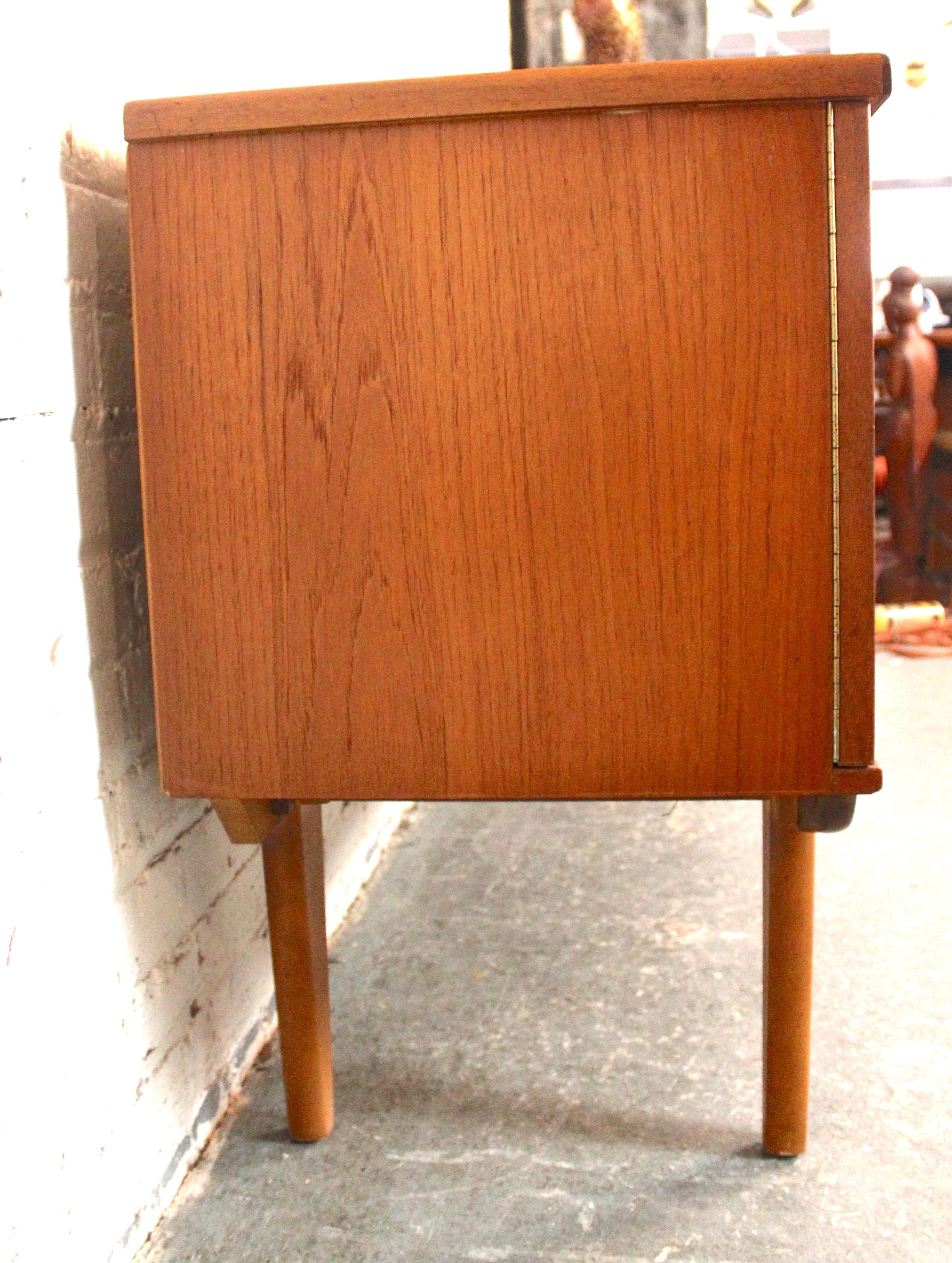 Intagliato Credenza in teak moderna di metà secolo di Beautility in vendita