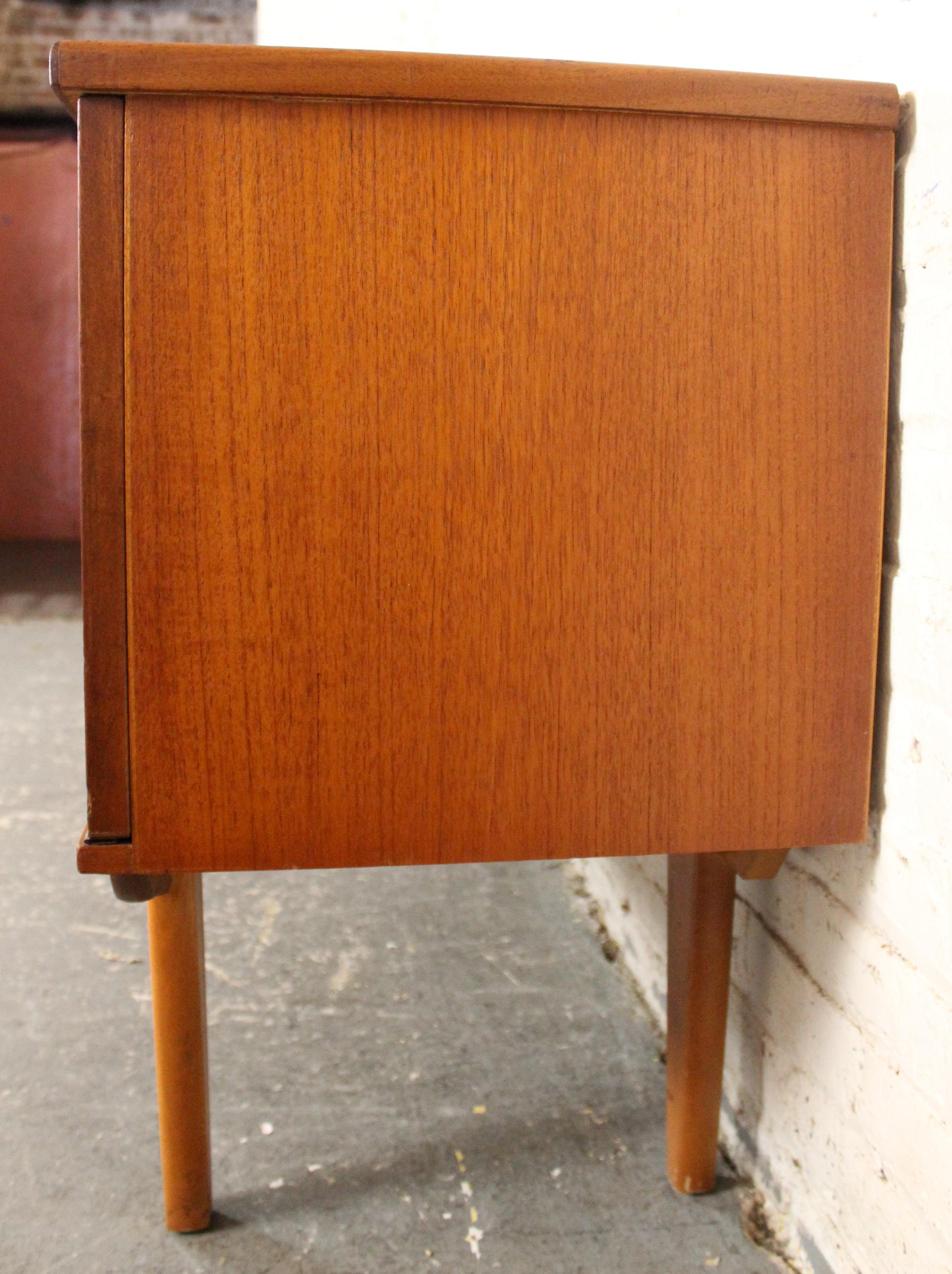 Credenza in teak moderna di metà secolo di Beautility In condizioni buone in vendita a Brooklyn, NY