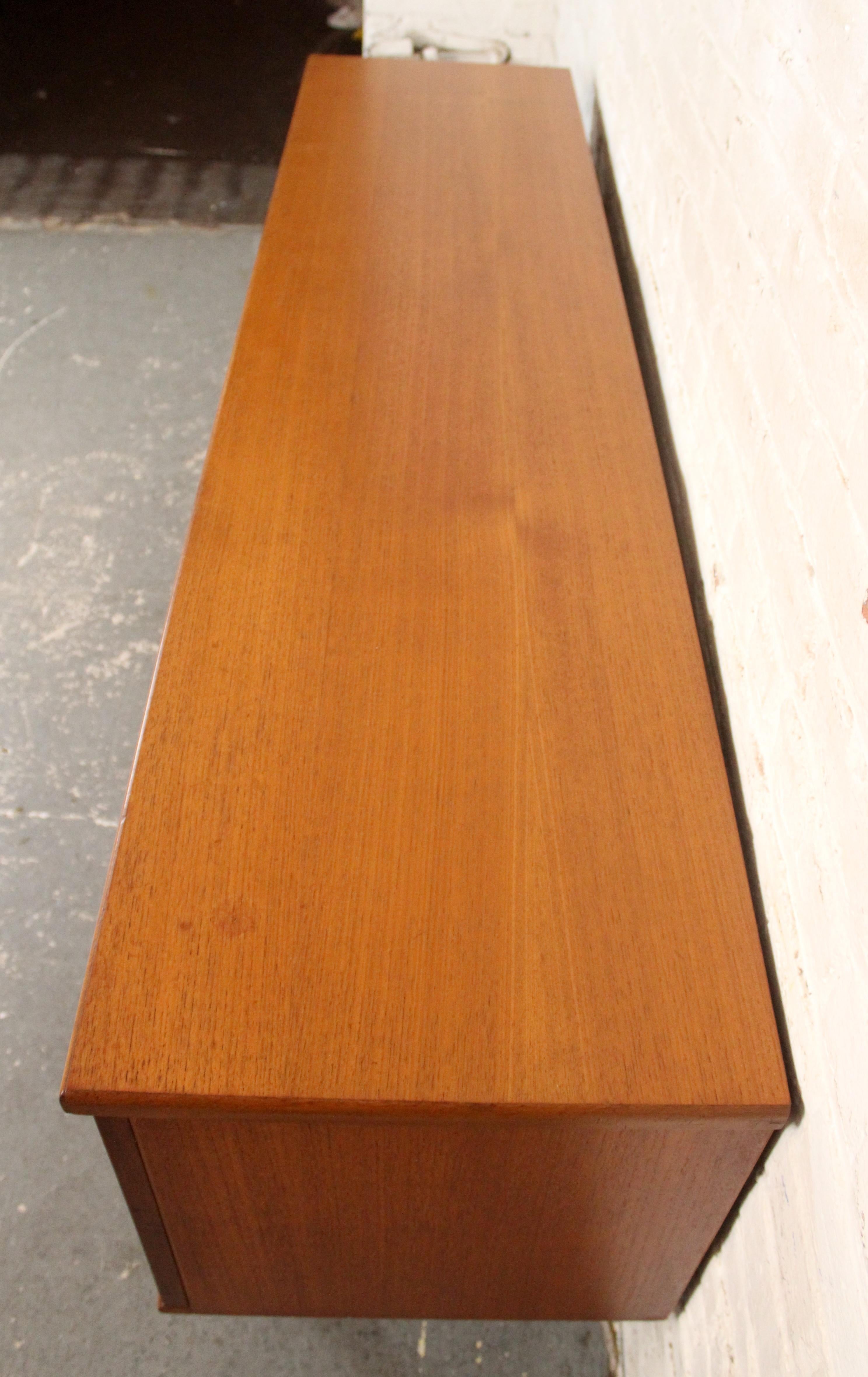 XX secolo Credenza in teak moderna di metà secolo di Beautility in vendita
