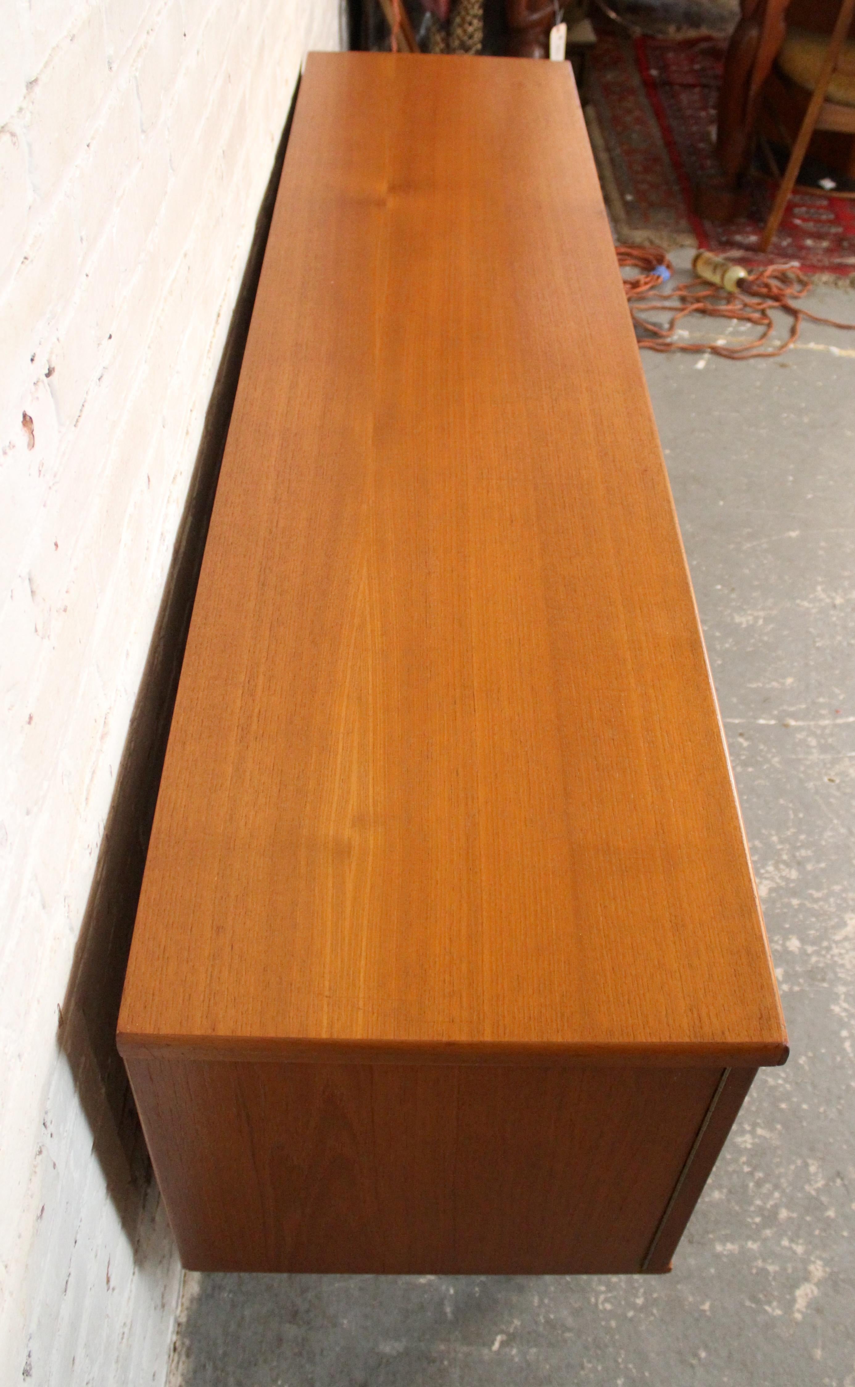 Legno Credenza in teak moderna di metà secolo di Beautility in vendita