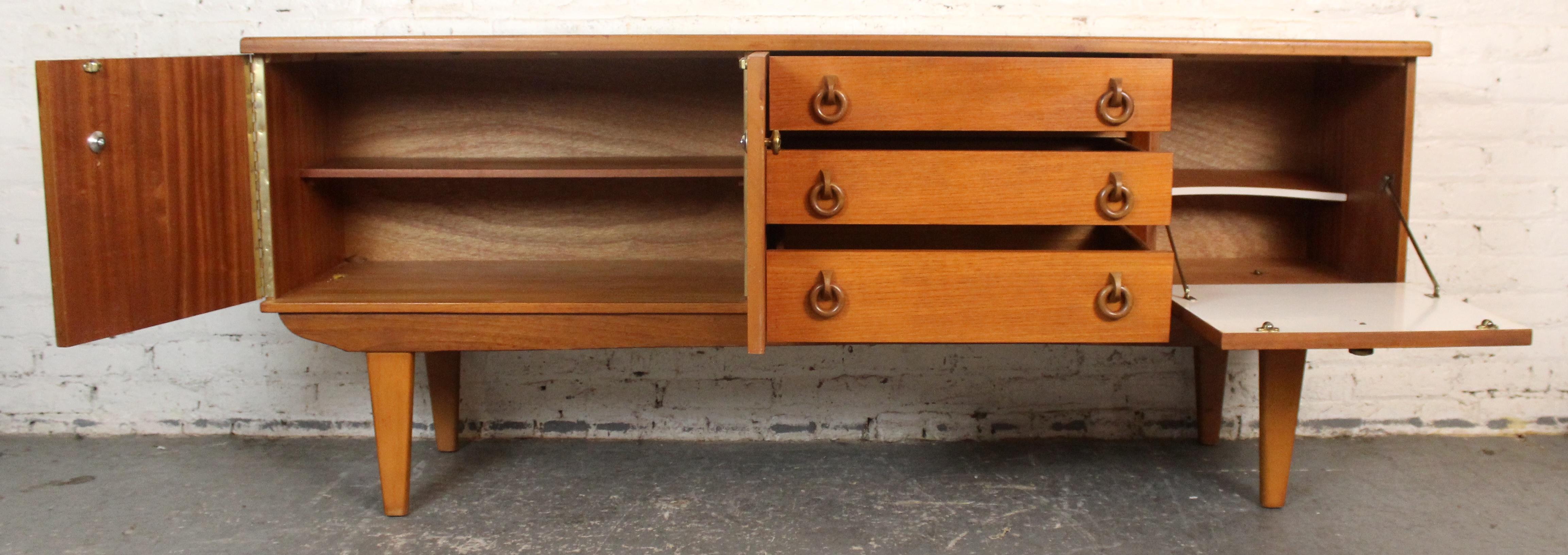 Credenza in teak moderna di metà secolo di Beautility in vendita 1