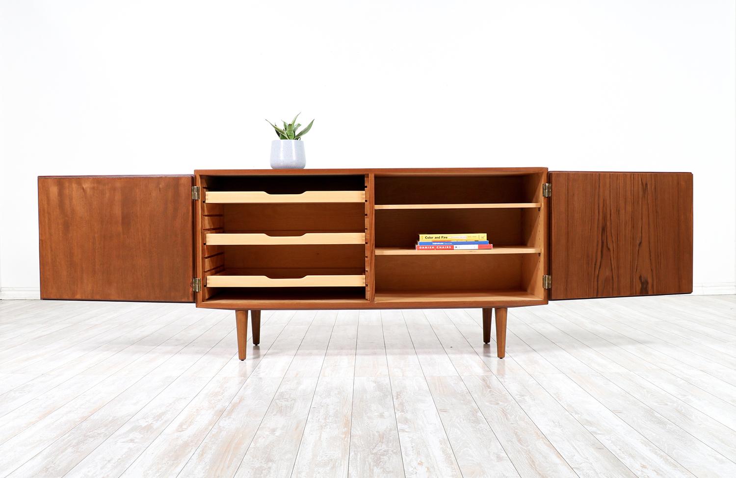 Expertly Restored -Mid-Century Modern Teak Credenza by Carlo Jensen for Hundevad In Excellent Condition For Sale In Los Angeles, CA