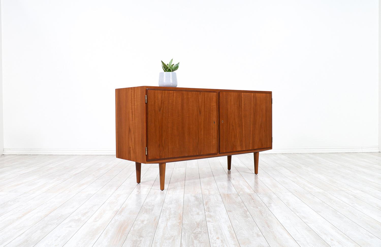 Mid-20th Century Expertly Restored -Mid-Century Modern Teak Credenza by Carlo Jensen for Hundevad For Sale