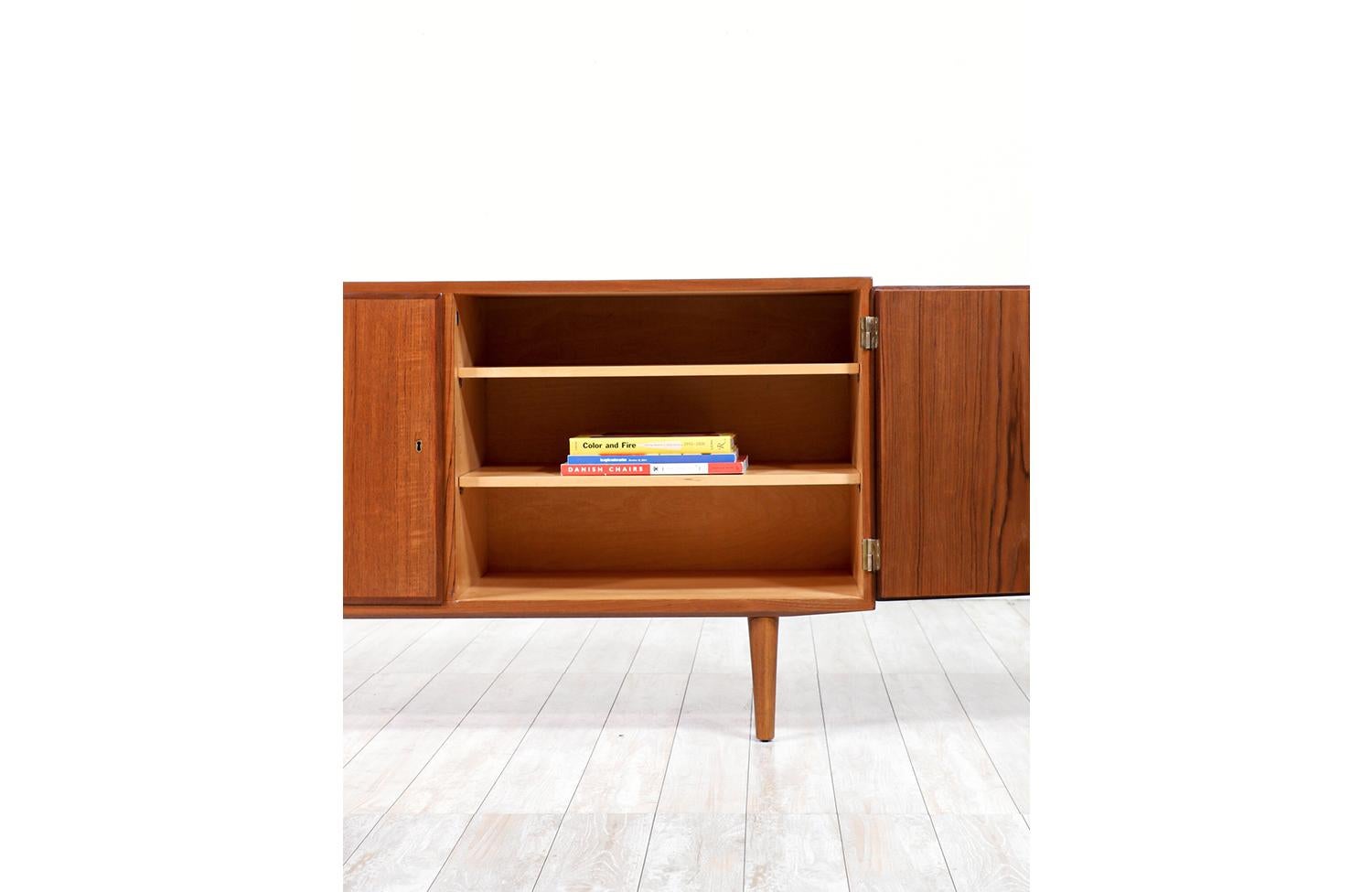 Expertly Restored -Mid-Century Modern Teak Credenza by Carlo Jensen for Hundevad For Sale 3