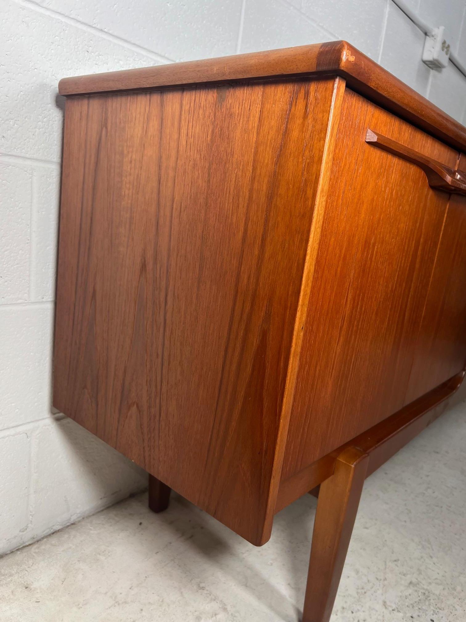 Mid Century Modern Teak Credenza By Jentique Made In England For Sale 6