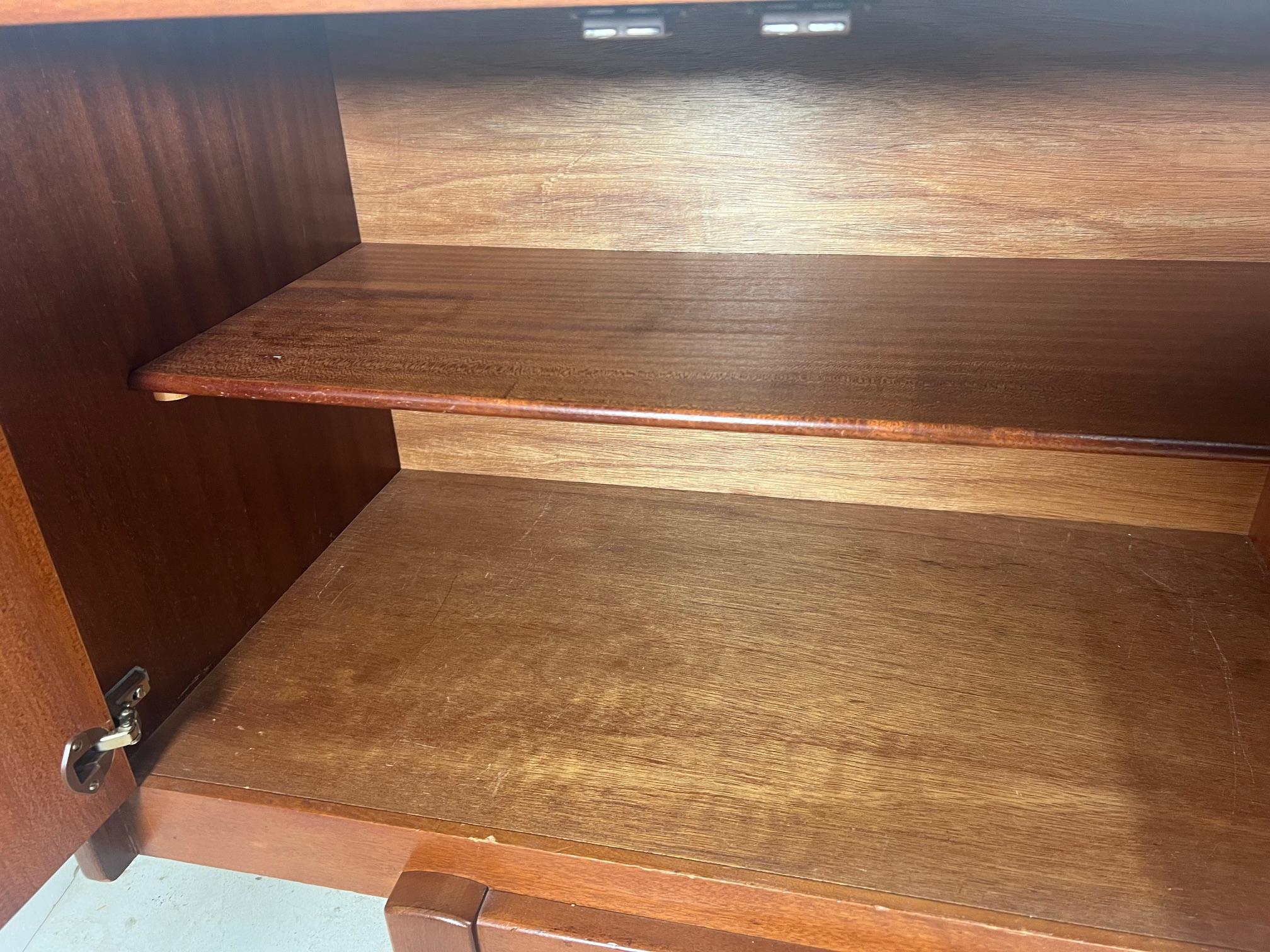 Mid Century Modern Teak Credenza By Jentique Made In England In Good Condition For Sale In Atlanta, GA