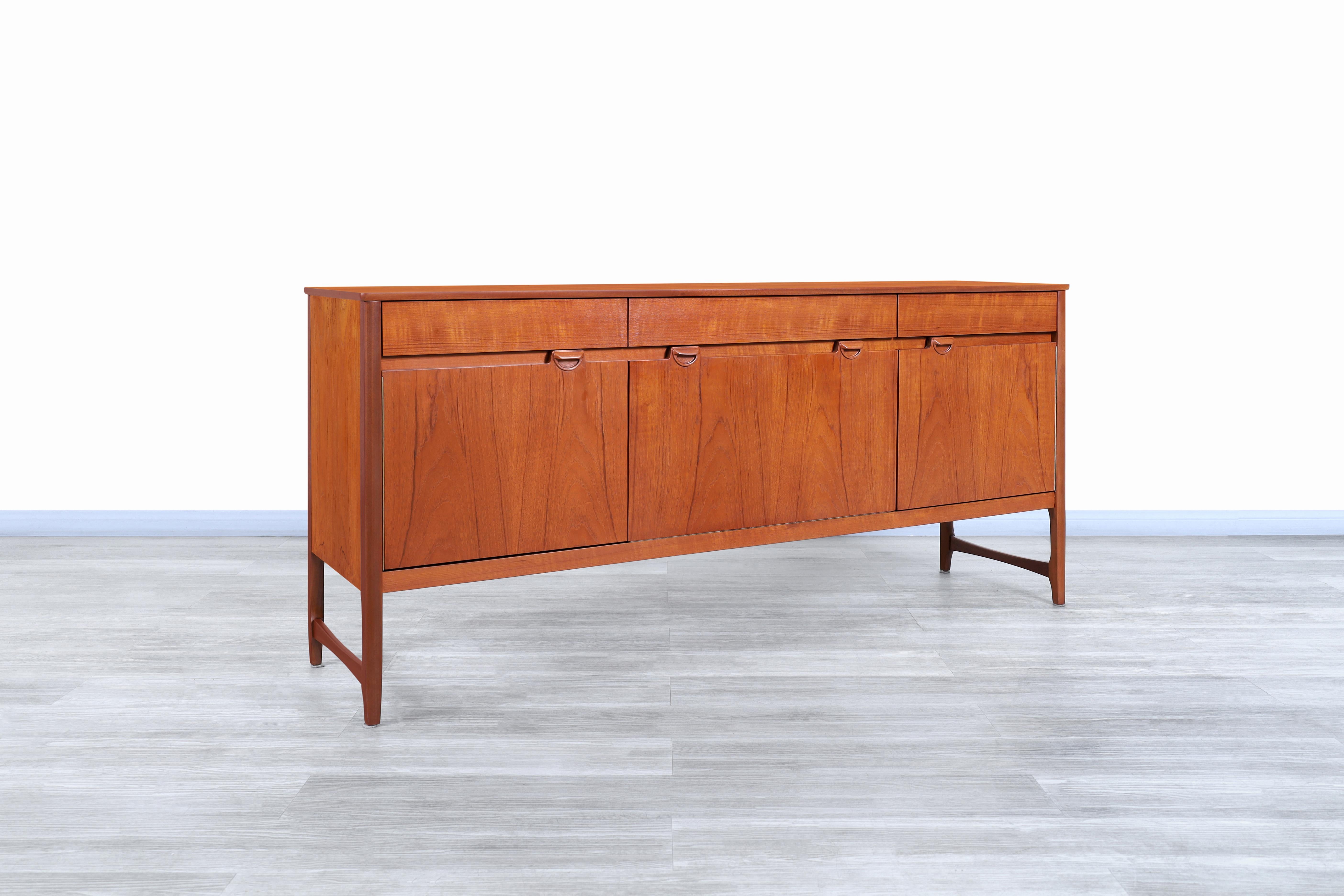 Stunning Mid-Century Modern teak credenza designed and manufactured for Natham Furniture in England, circa 1960s. This credenza has a Minimalist design where the teak wood in which this piece was built stands out thanks to its grain. It offers a