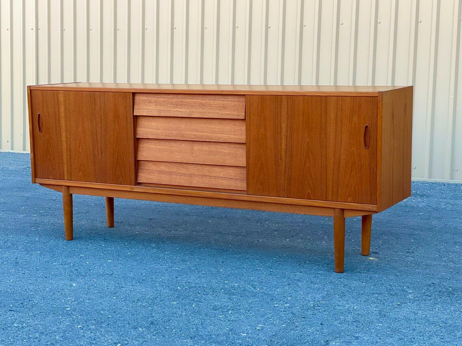 Lovely teak sideboard by Nils Jonsson for Hugo Troeds


Vintage teak mint condition sideboard featuring five drawers and two sliding doors with adjustable shelves. Elegant Danish Modern sideboard features storage for dining room or use as a