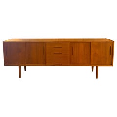 Crédence en teck moderne du milieu du siècle par Nils Jonsson, Suède, années 1960
