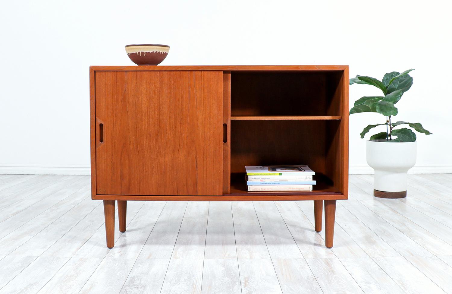 Mid-Century Modern Teak Credenza by Raymor In Excellent Condition In Los Angeles, CA