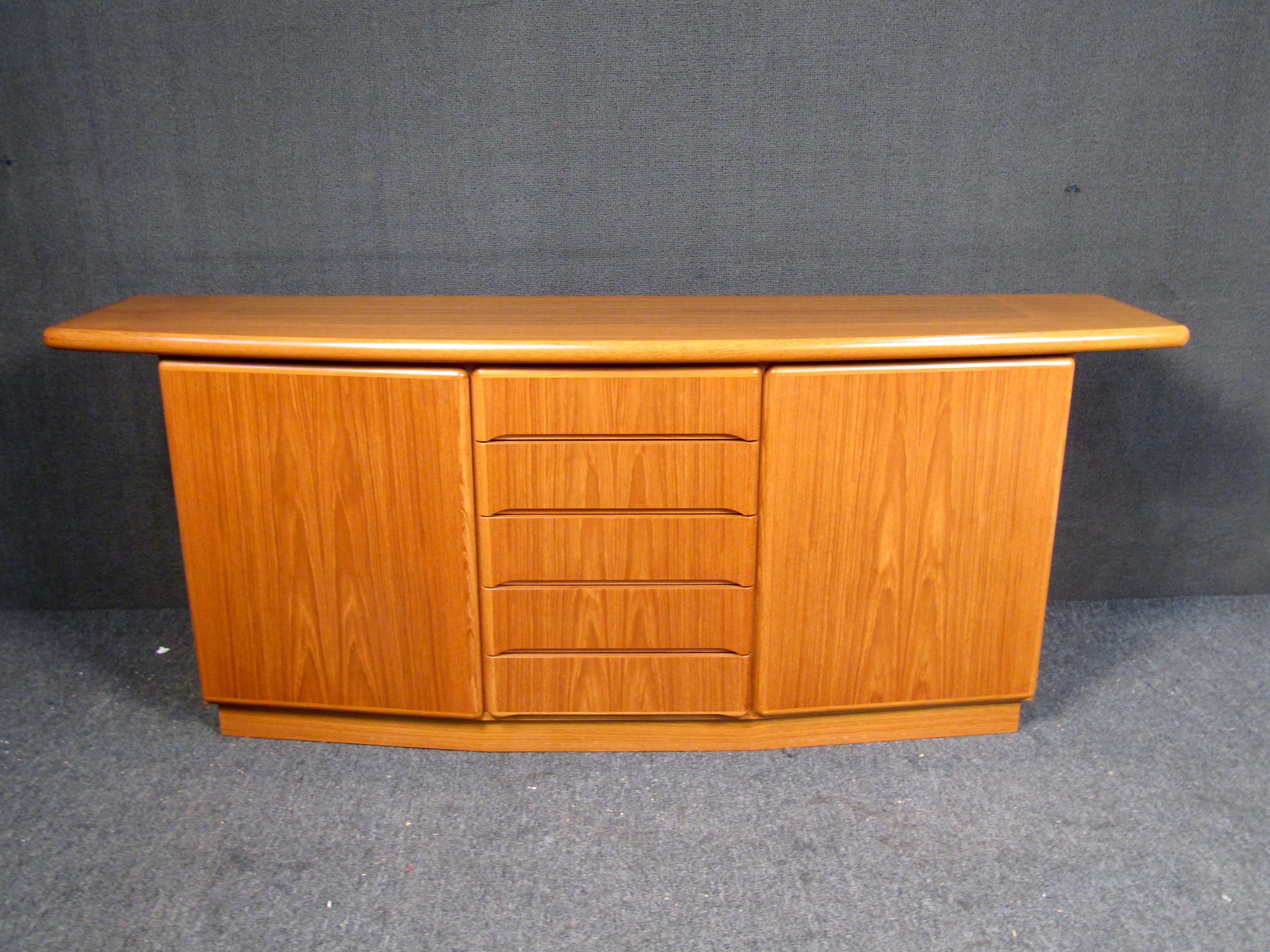 This beautiful teak credenza features a warm finish with five main drawers and two storage areas to the right and left. Manufactured by Skovby this credenza will make a great addition to your living space. Please confirm item location (NJ or NY).
