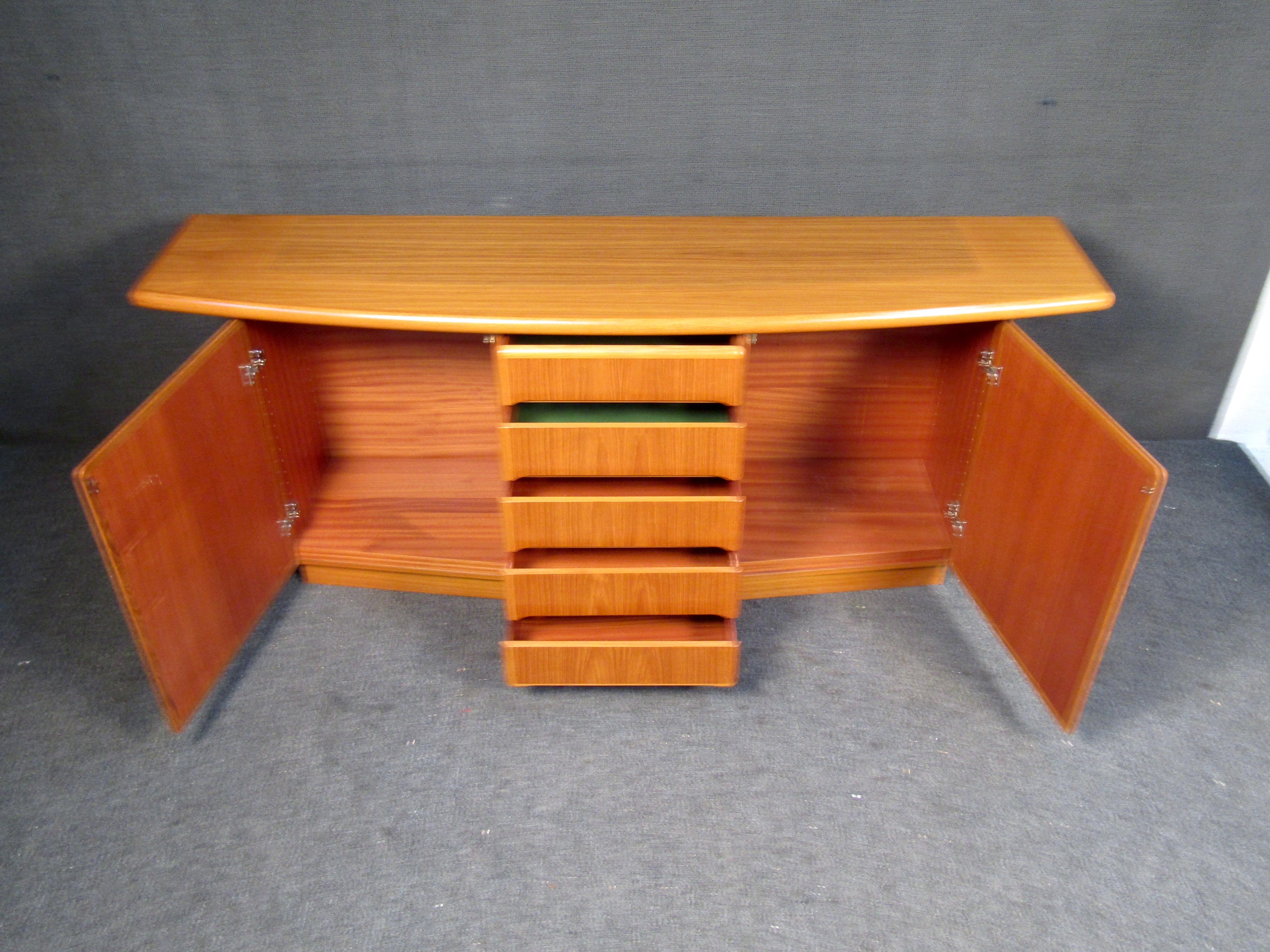 Mid-Century Modern Teak Credenza by Skovby In Good Condition For Sale In Brooklyn, NY