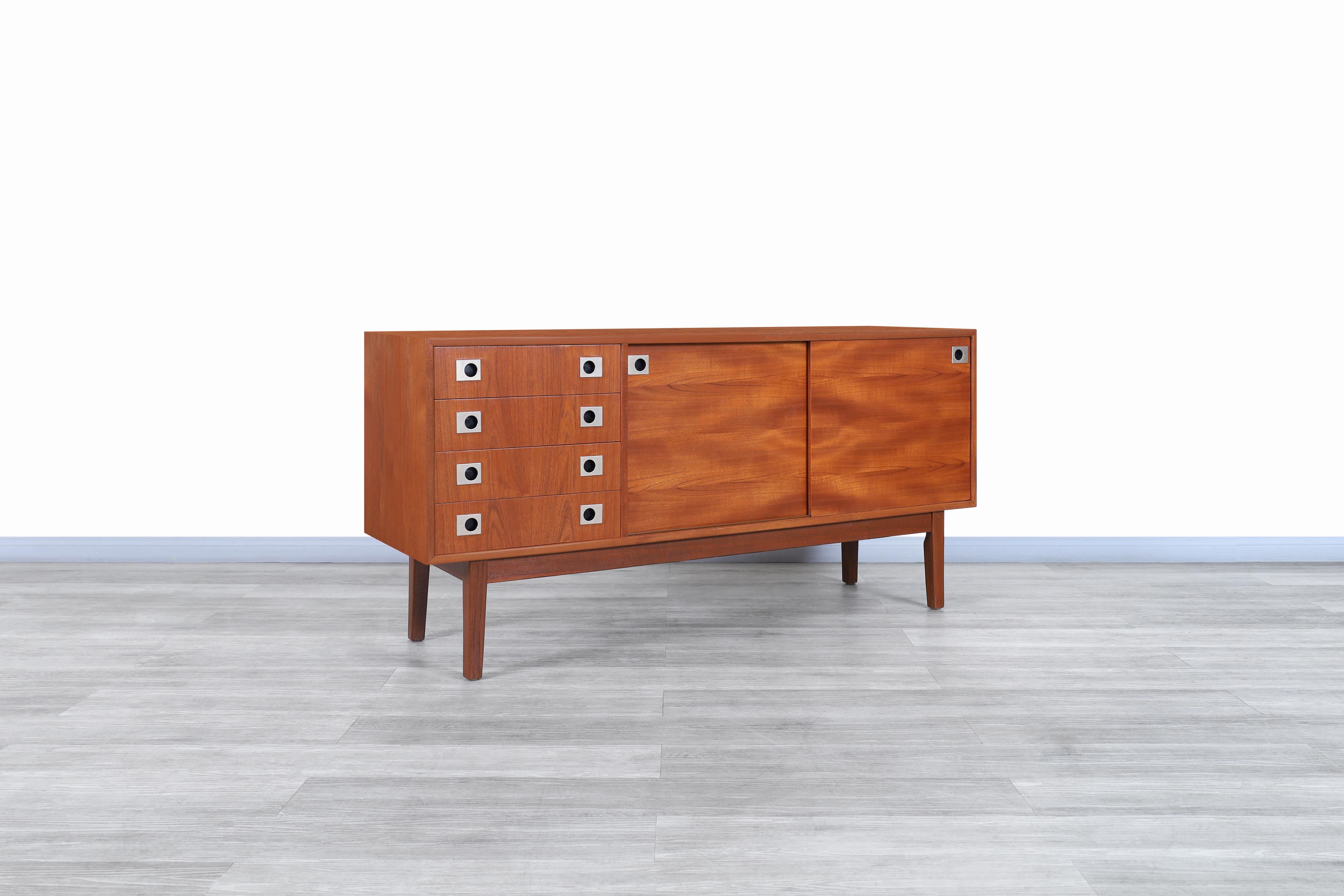 Stunning Mid-Century Modern teak credenza designed and manufactured in Canada, circa 1960s. This credenza has been built from teak wood, presenting a design inspired by some of the most representative models in the mid-century area. Features two