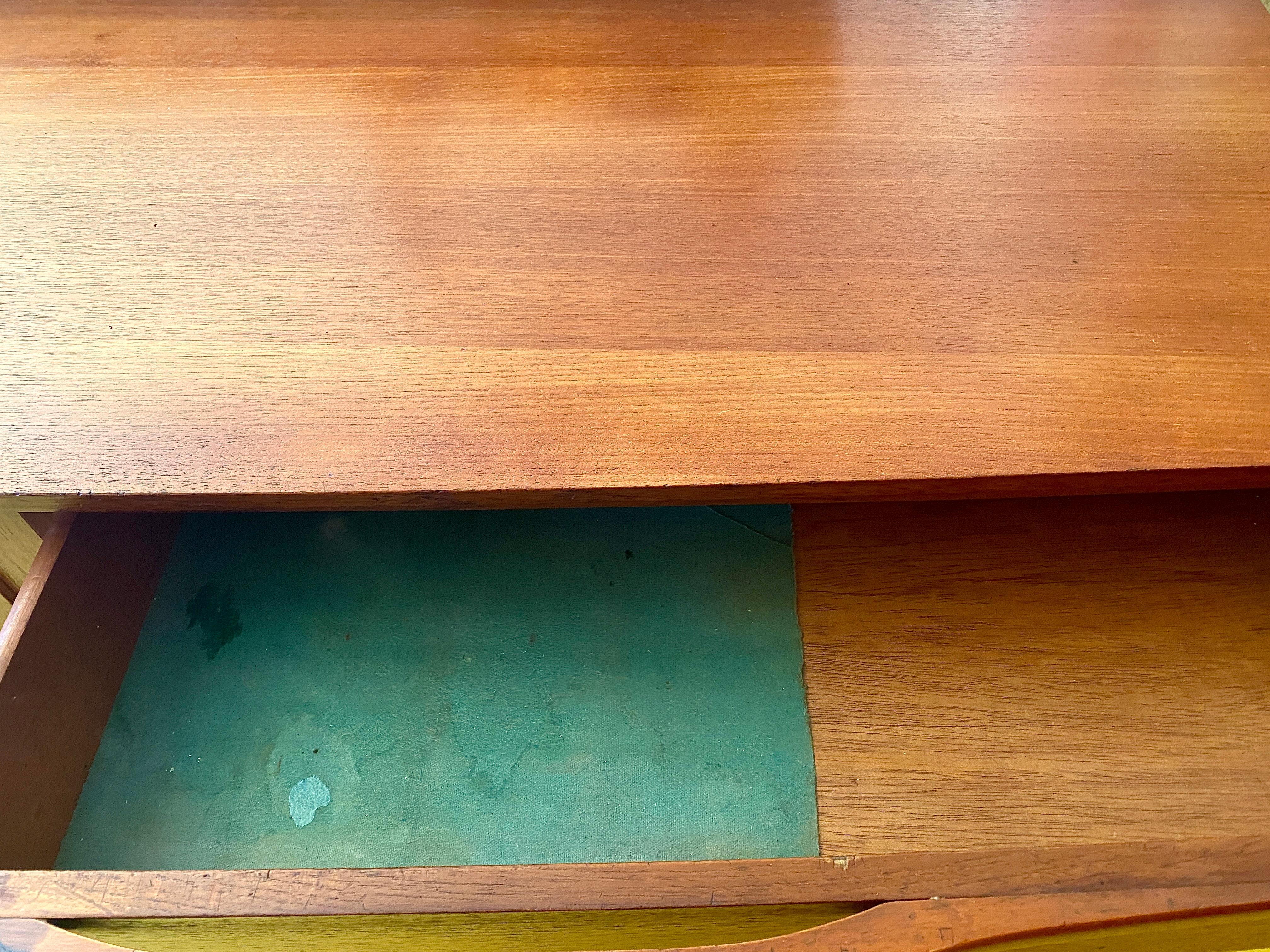 Modernes Teakholz-Credenza aus der Jahrhundertmitte (Moderne der Mitte des Jahrhunderts)