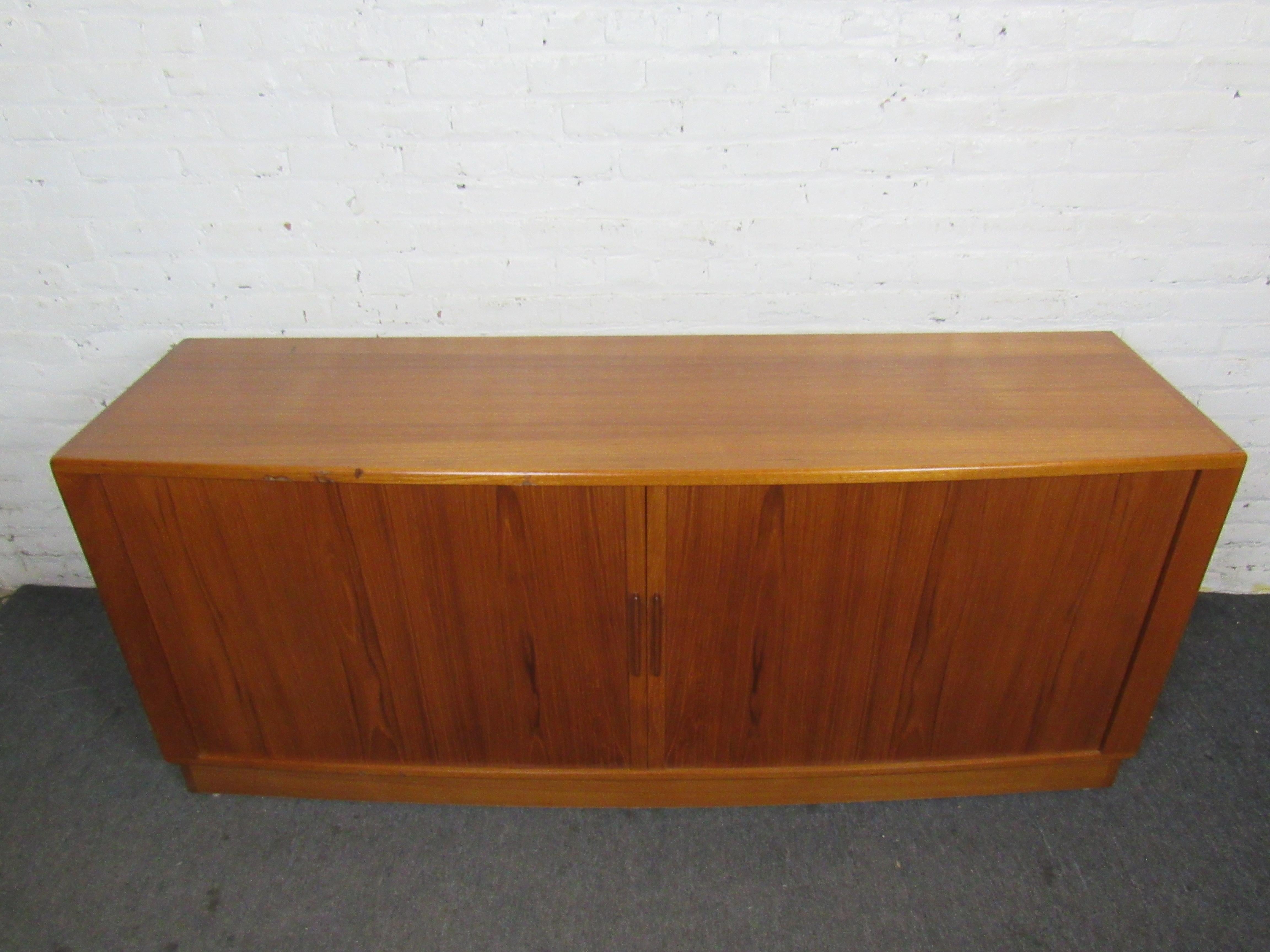 Mid-Century Modern Teak Credenza In Good Condition For Sale In Brooklyn, NY