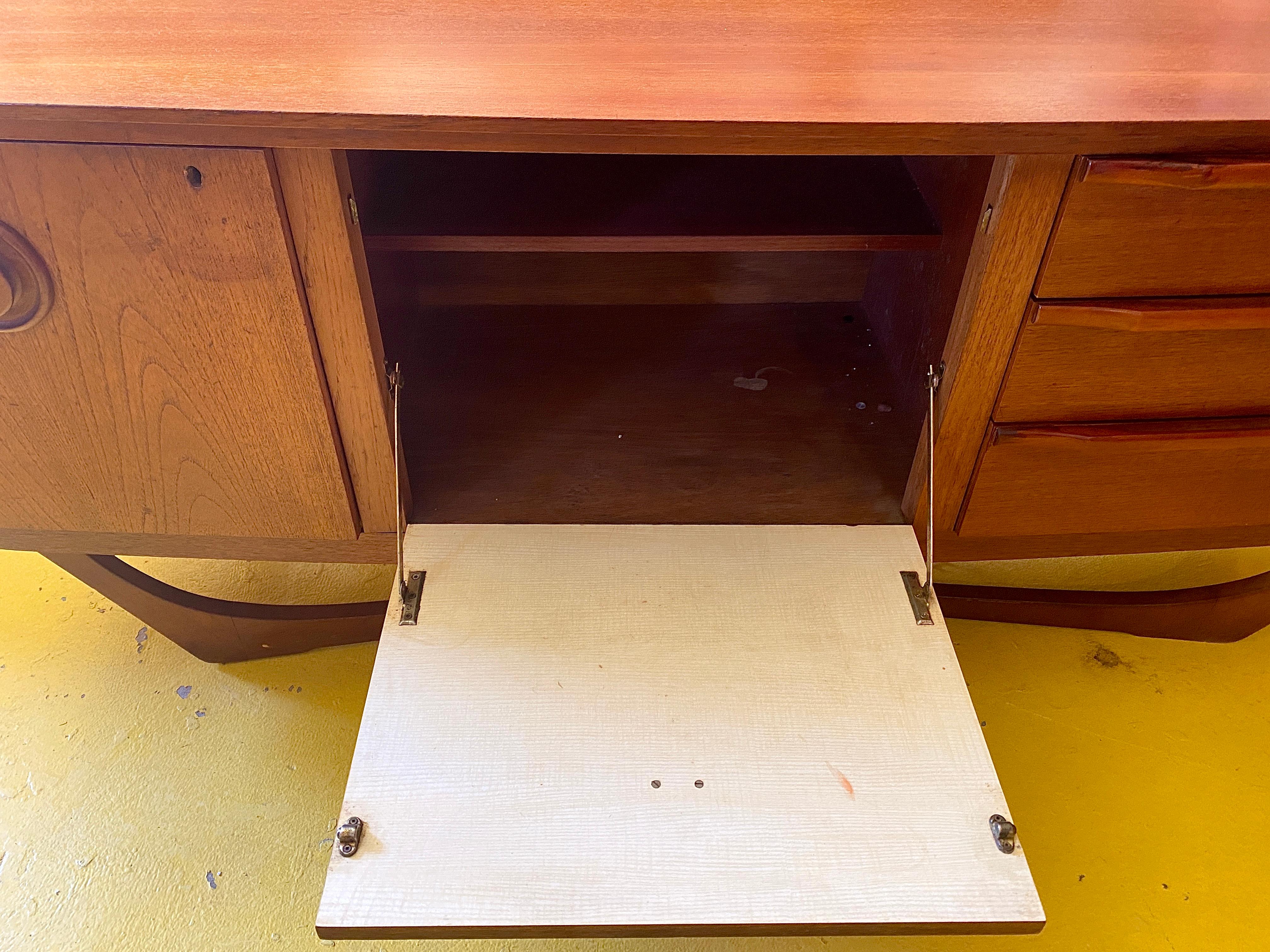 Modernes Teakholz-Credenza aus der Jahrhundertmitte (Dänisch)