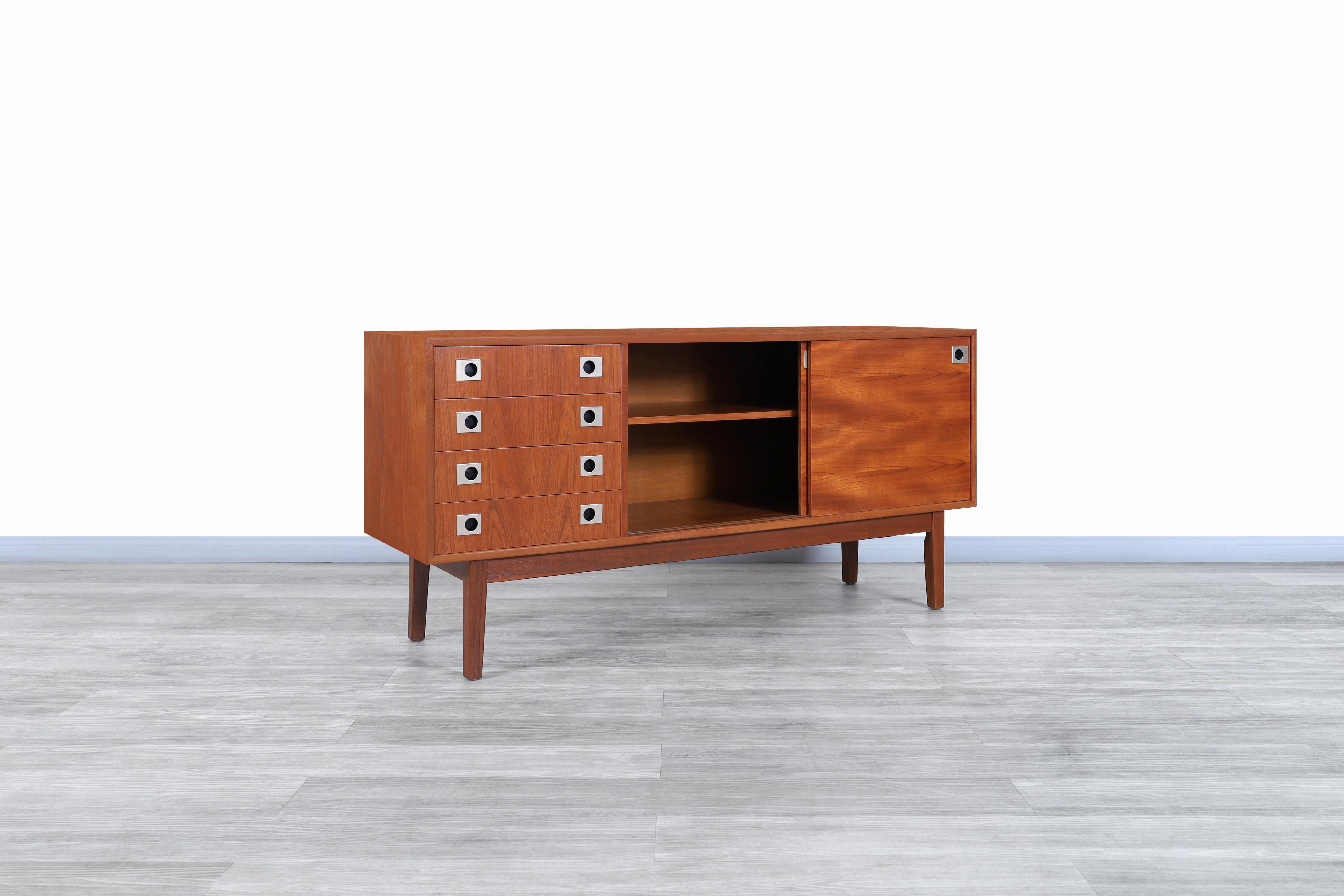 Mid-Century Modern Teak Credenza In Excellent Condition In North Hollywood, CA