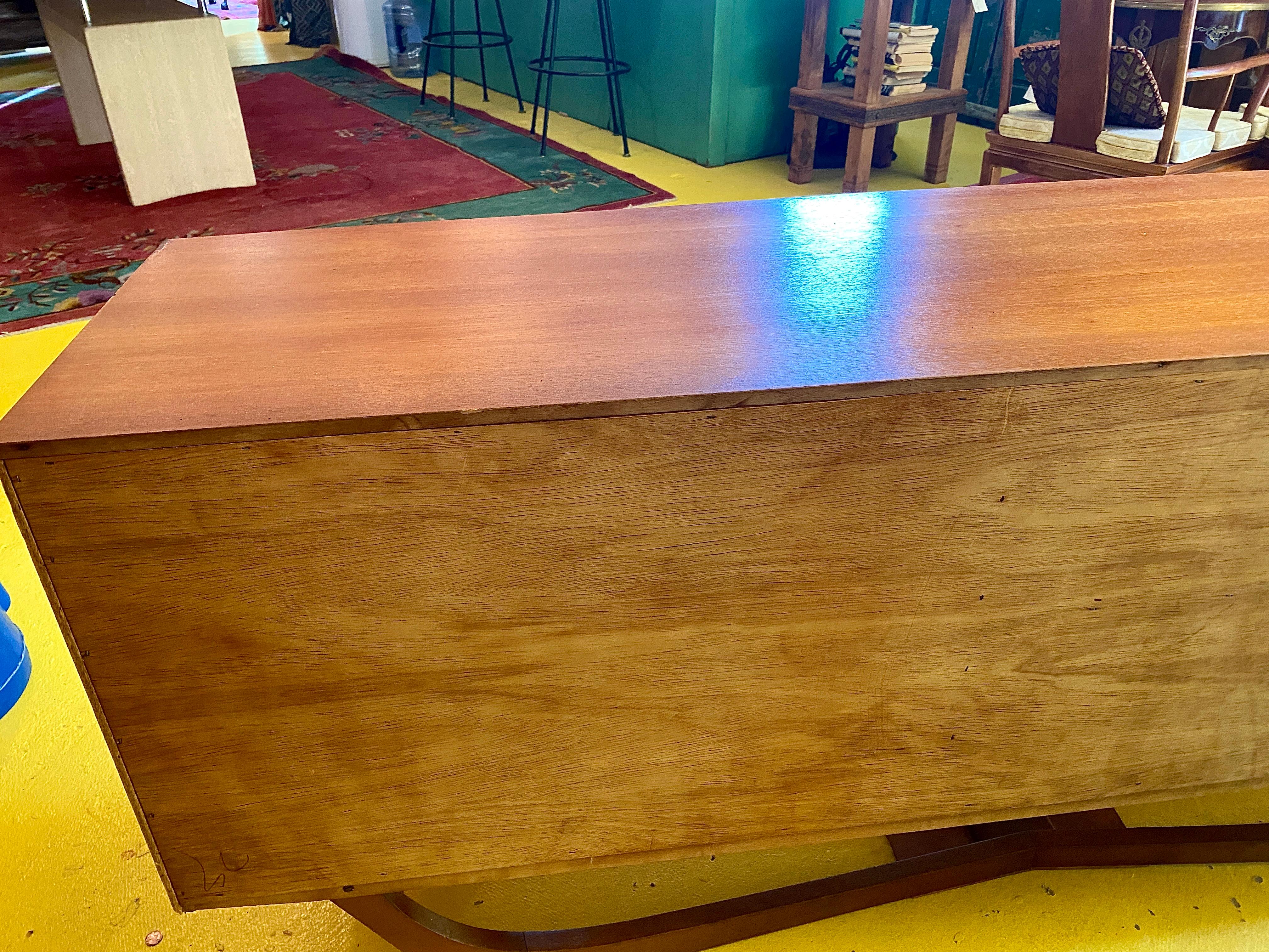 Modernes Teakholz-Credenza aus der Jahrhundertmitte im Zustand „Gut“ in Mount Pleasant, SC