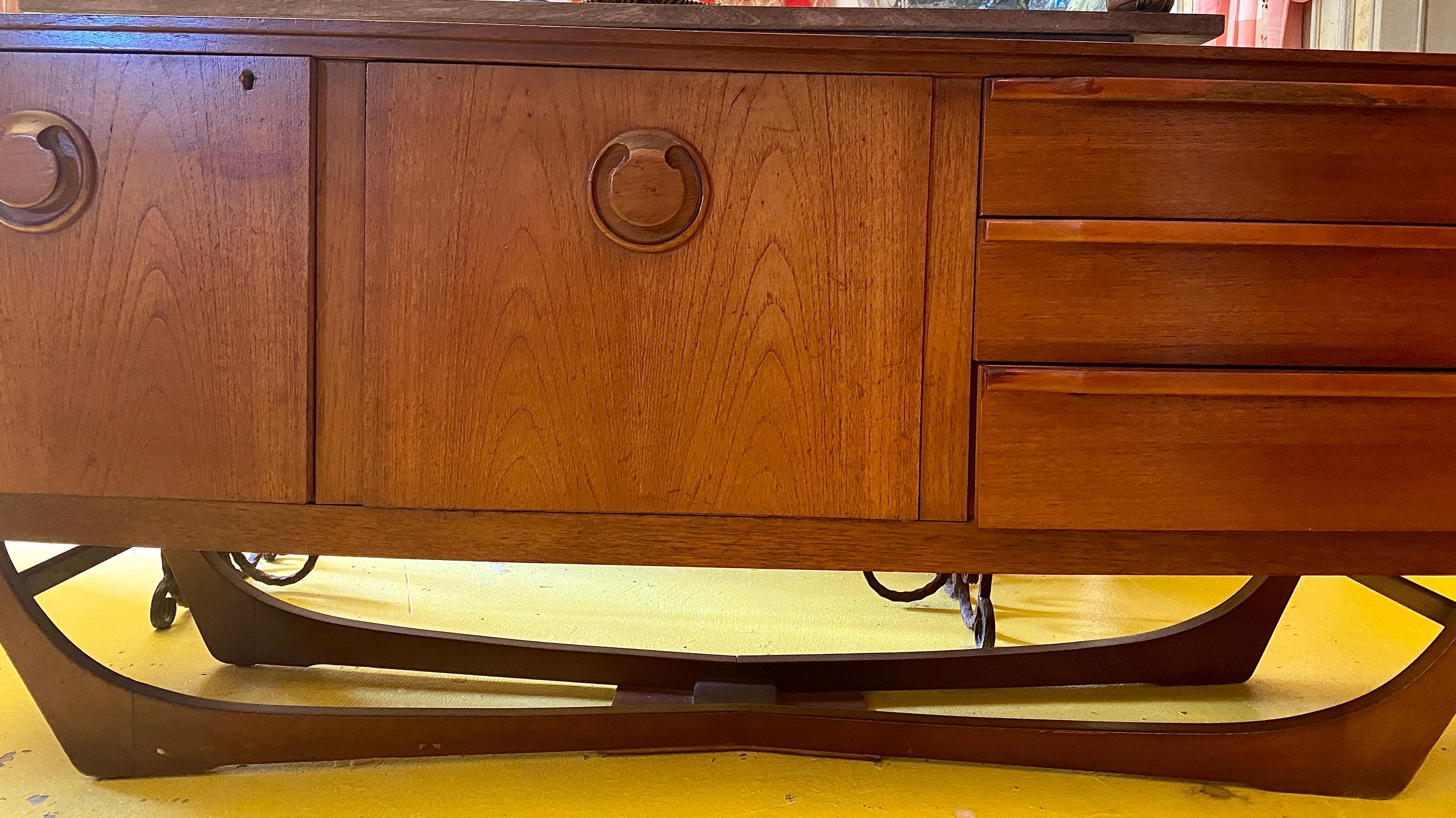 Modernes Teakholz-Credenza aus der Jahrhundertmitte (20. Jahrhundert)
