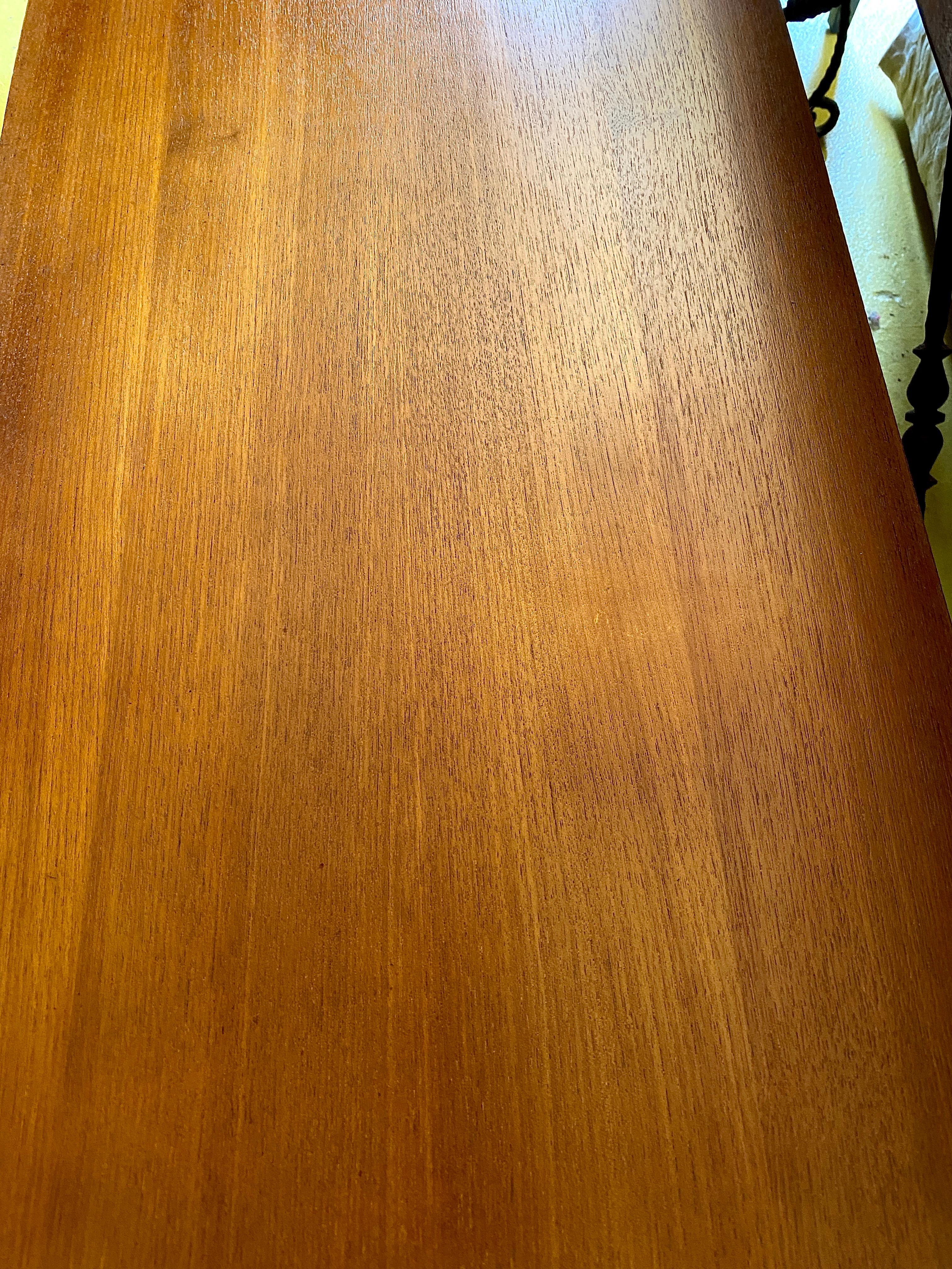 Modernes Teakholz-Credenza aus der Jahrhundertmitte 1