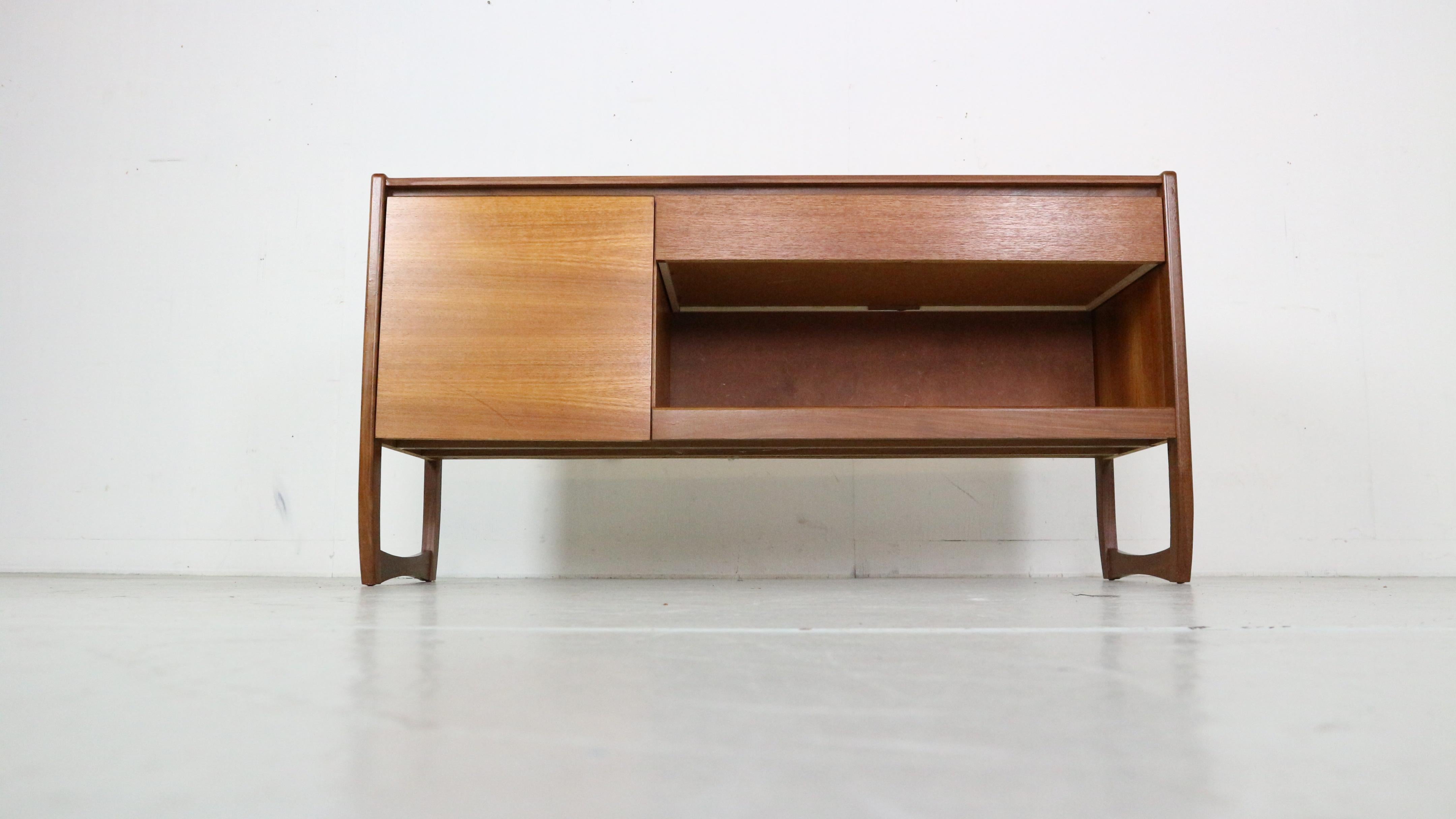 Mid- Century modern Teak Credenza Sideboard , 1960's In Good Condition For Sale In The Hague, NL