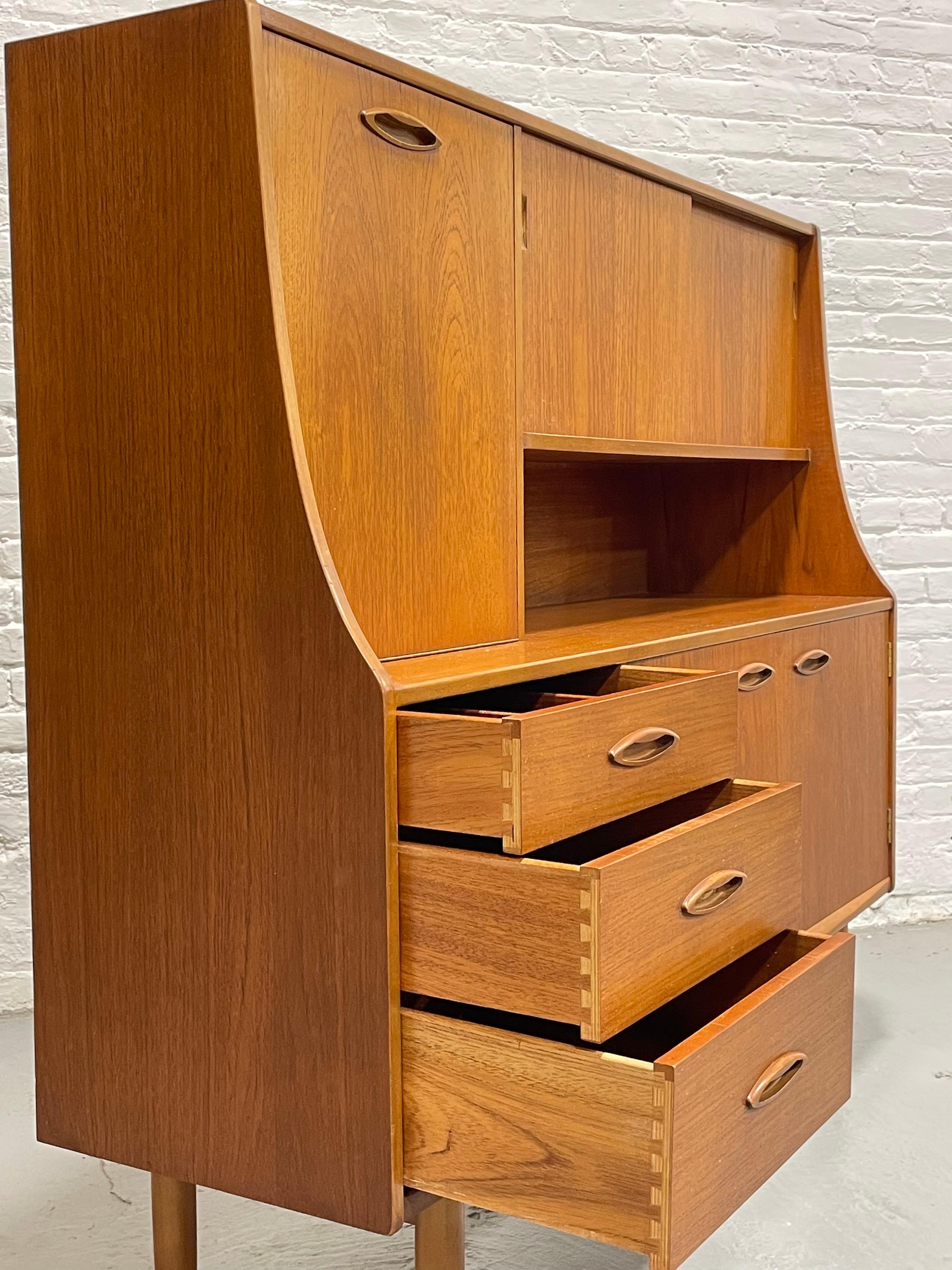Mid Century MODERN Teak Credenza / SIDEBOARD by G-Plan, c. 1960s 7