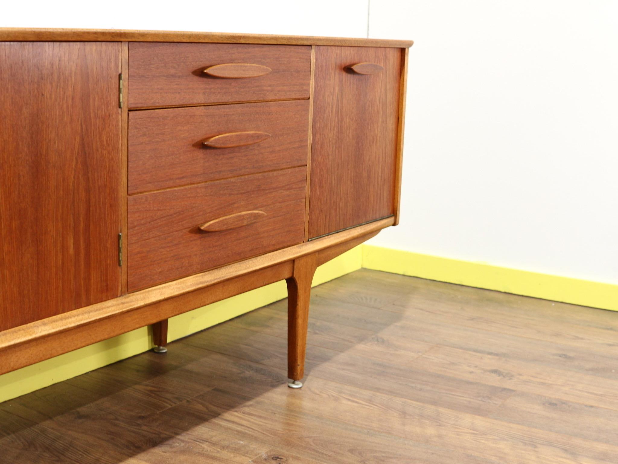 Mid-Century Modern Teak Credenza Sideboard by Jentique In Good Condition In Los Angeles, CA