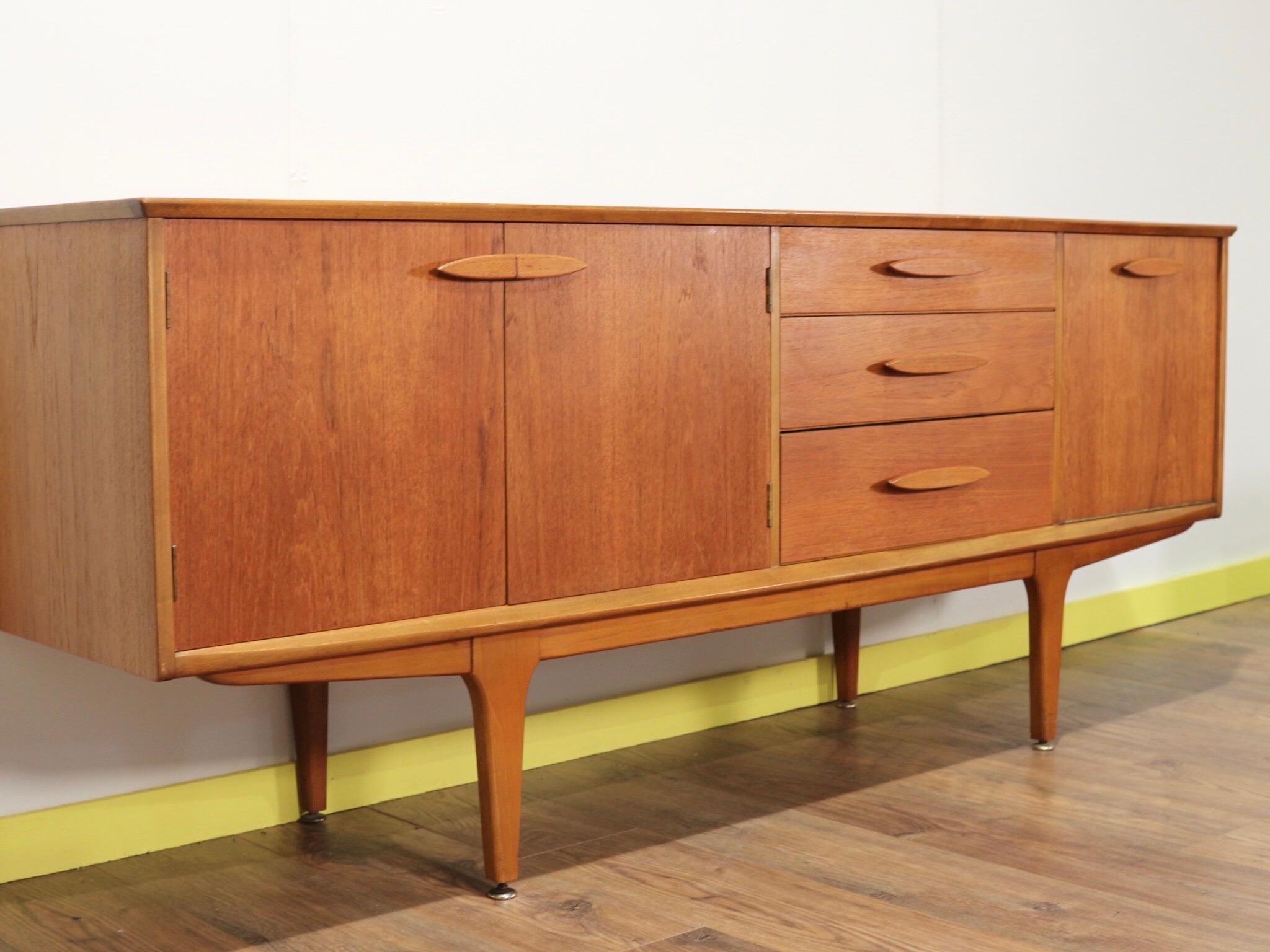 Mid-Century Modern Teak Credenza Sideboard by Jentique In Good Condition In Los Angeles, CA