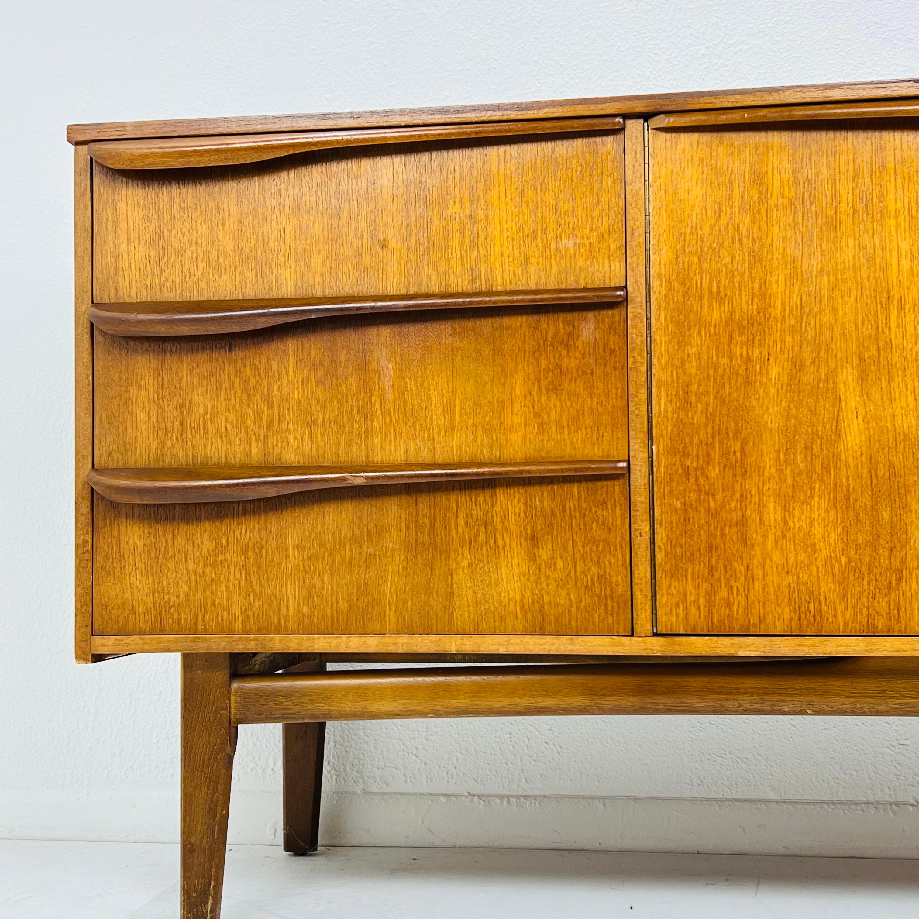 Mid Century Modern Teak Credenza / Sideboard In Good Condition For Sale In Dallas, TX