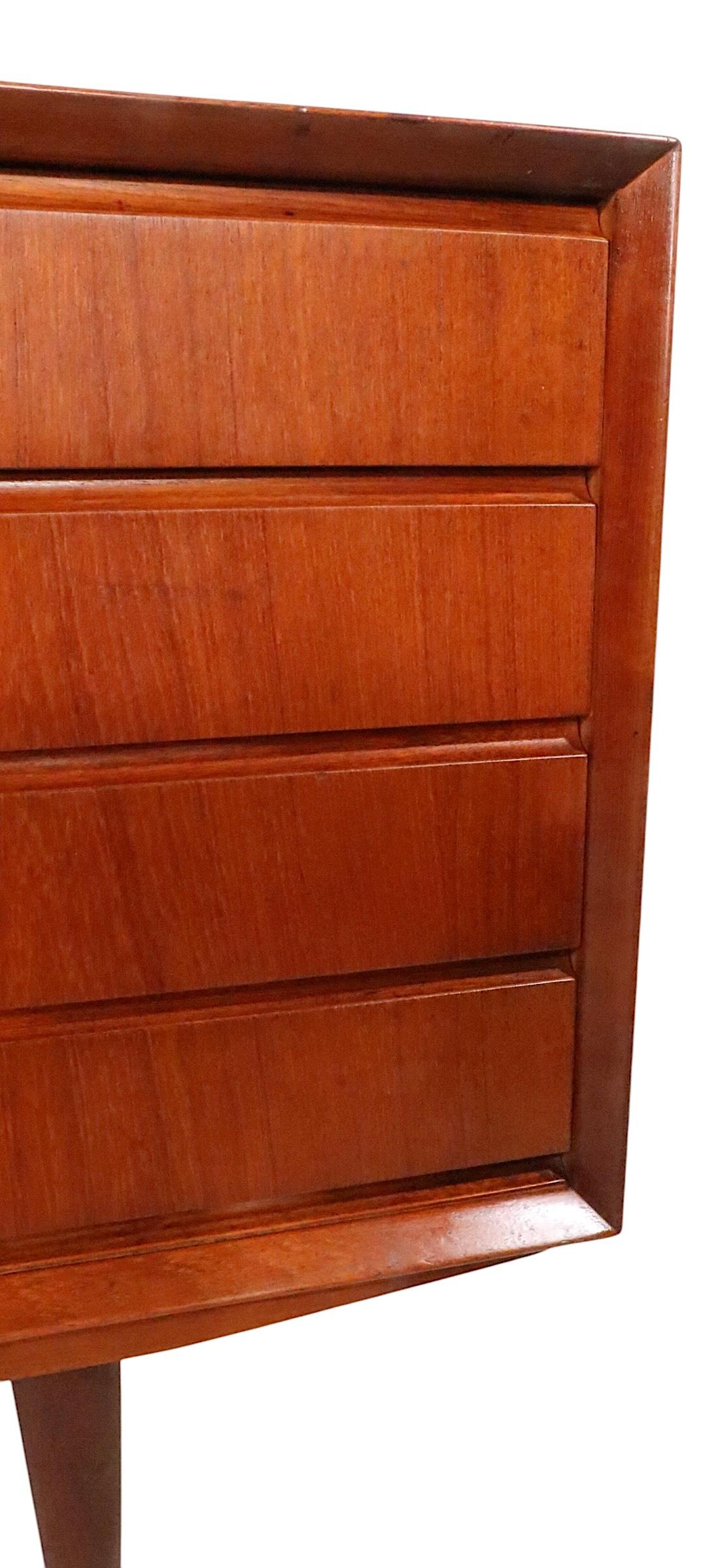 Teak moderno del medio secolo  Credenza Sideboard realizzata in Danimarca per Maurice Villency in vendita 4