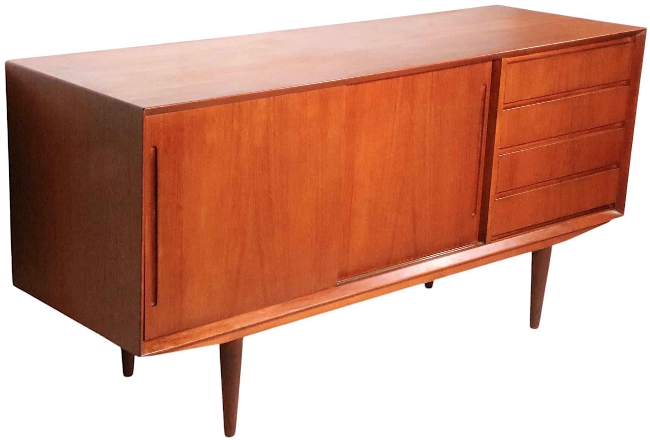 Teak moderno del medio secolo  Credenza Sideboard realizzata in Danimarca per Maurice Villency in vendita 5