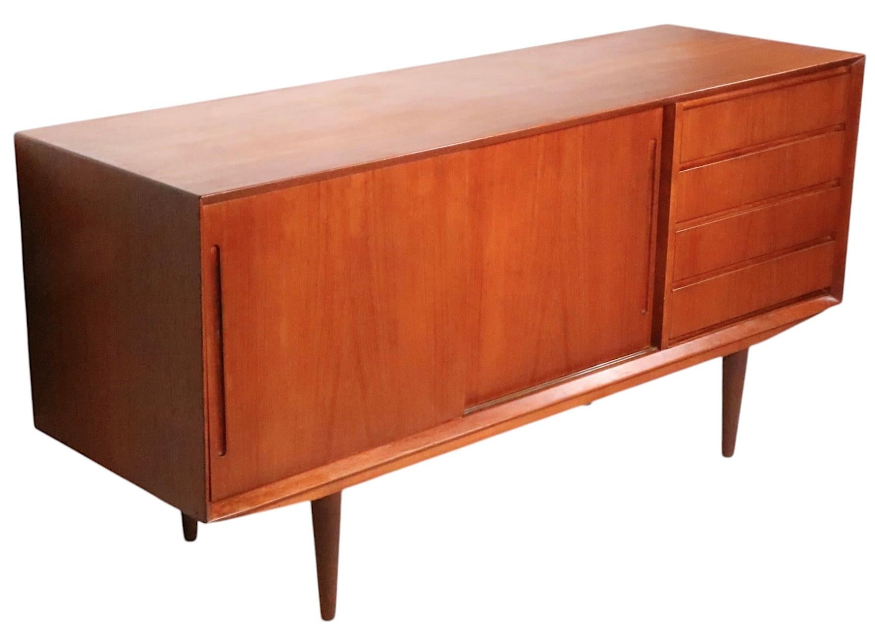 Teak moderno del medio secolo  Credenza Sideboard realizzata in Danimarca per Maurice Villency in vendita 6