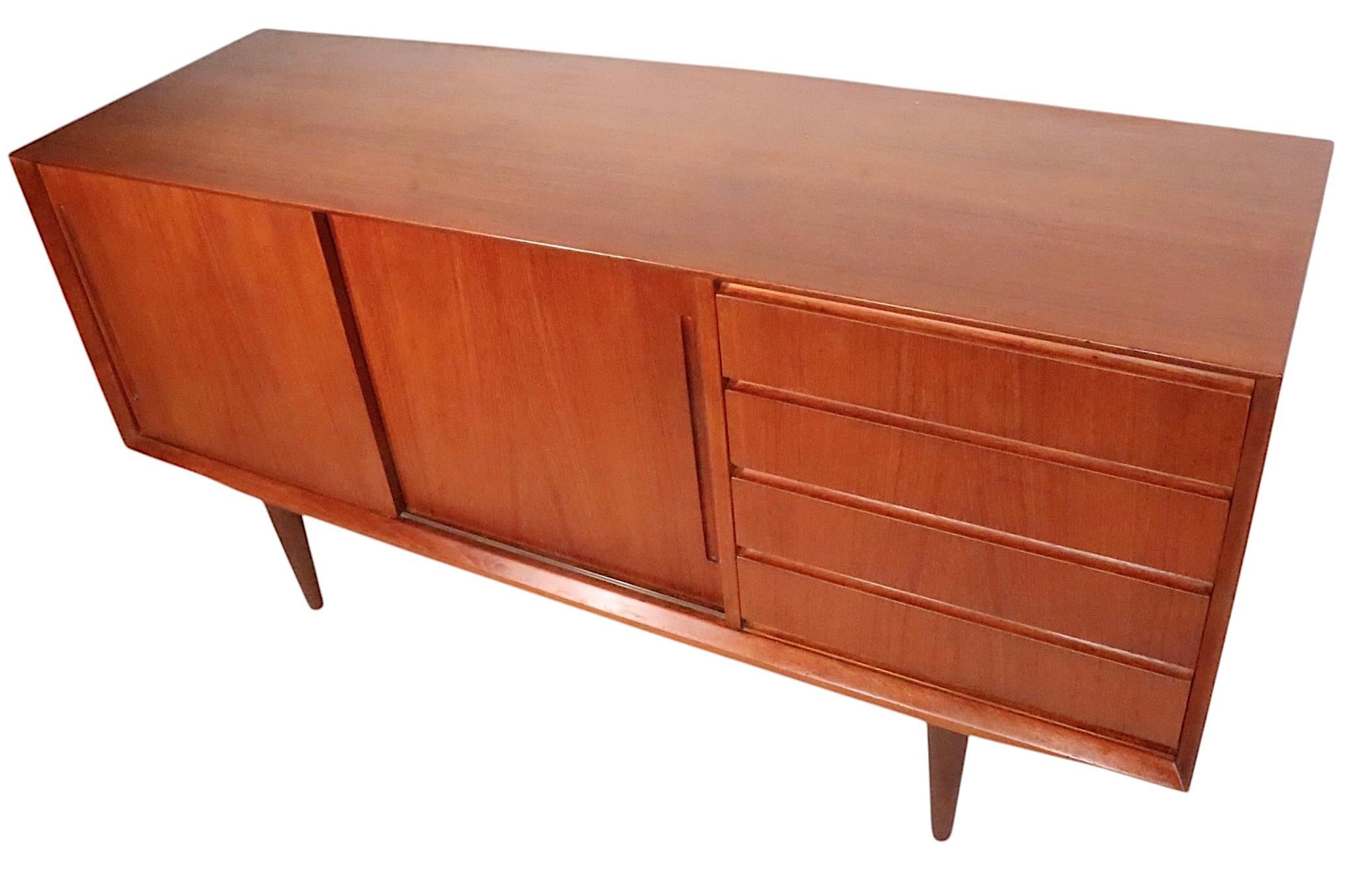 Teak moderno del medio secolo  Credenza Sideboard realizzata in Danimarca per Maurice Villency in vendita 7