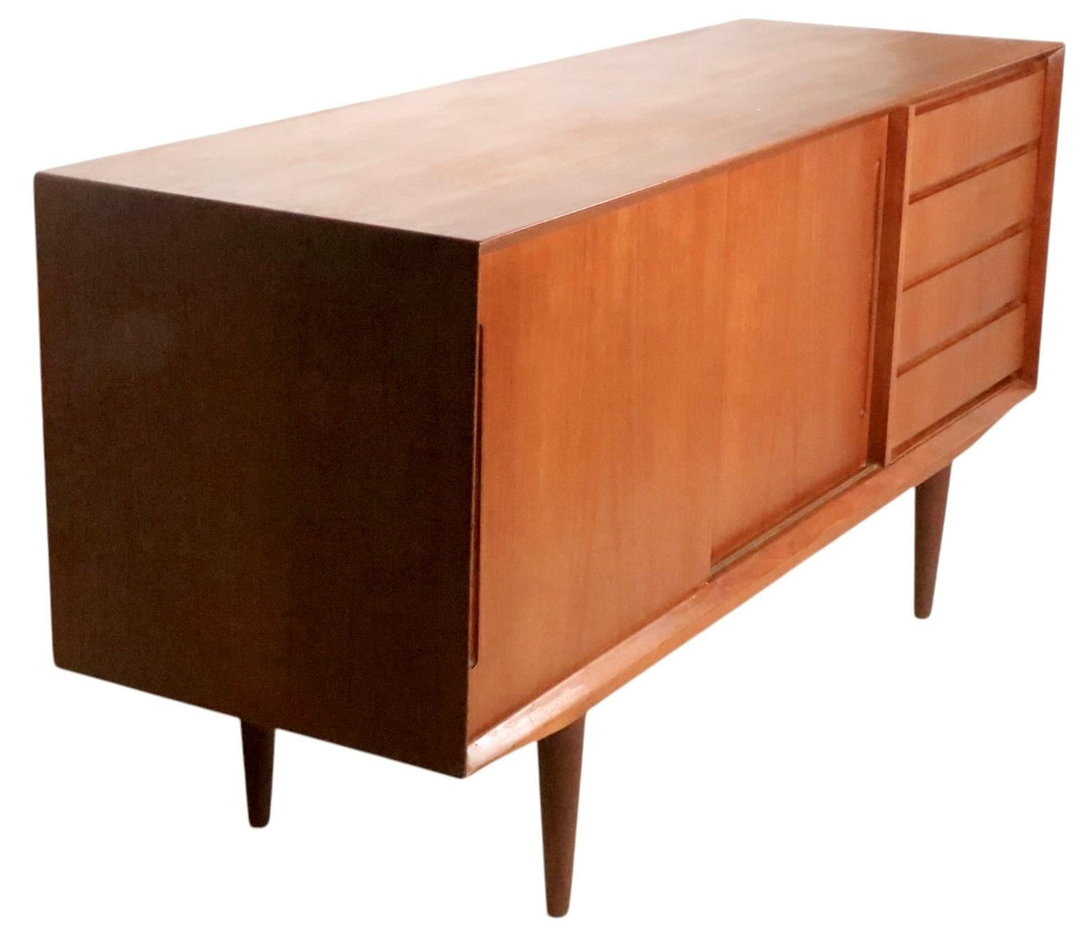 Teak moderno del medio secolo  Credenza Sideboard realizzata in Danimarca per Maurice Villency in vendita 8